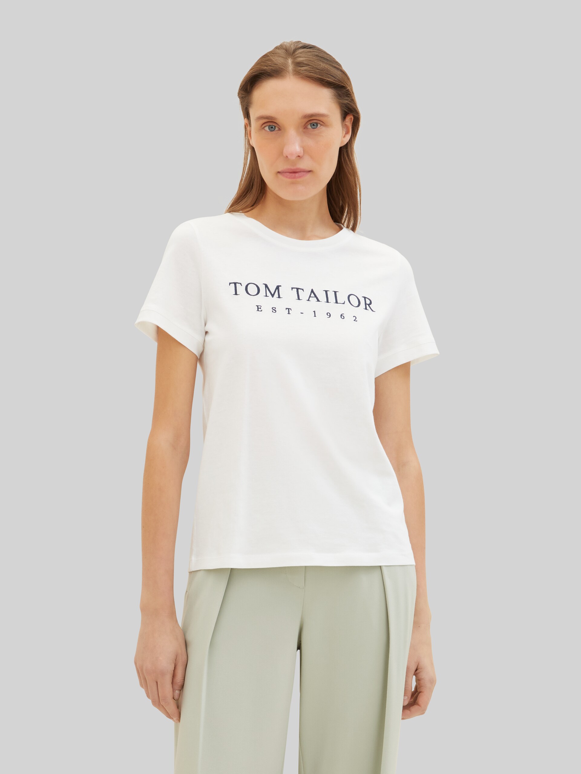 T-Shirt mit Logo-Stickerei - Whisper White - Ausschnitt Model-Vorderansicht