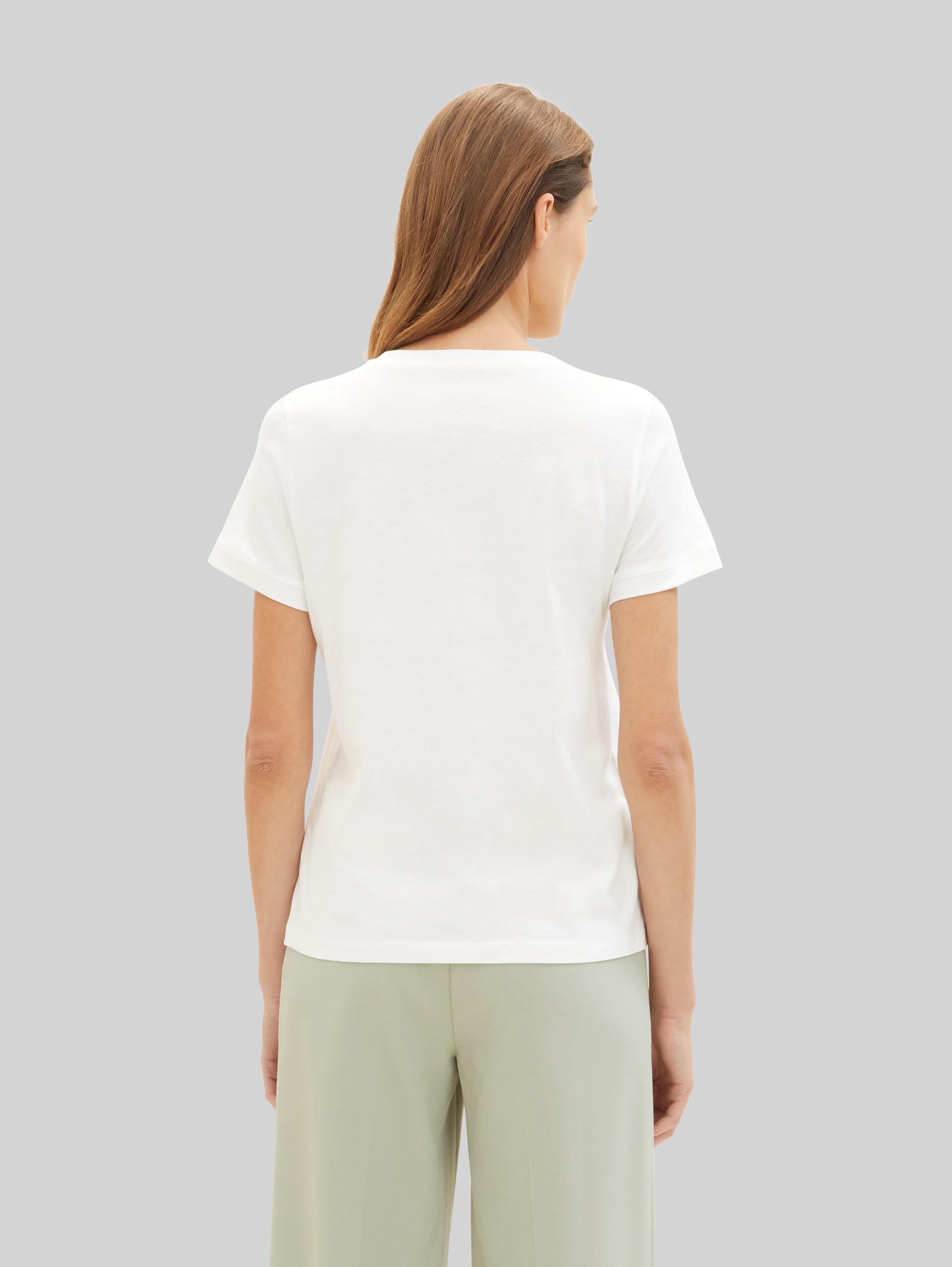 T-Shirt mit Logo-Stickerei - Whisper White - Auschnitt Model-Rückansicht