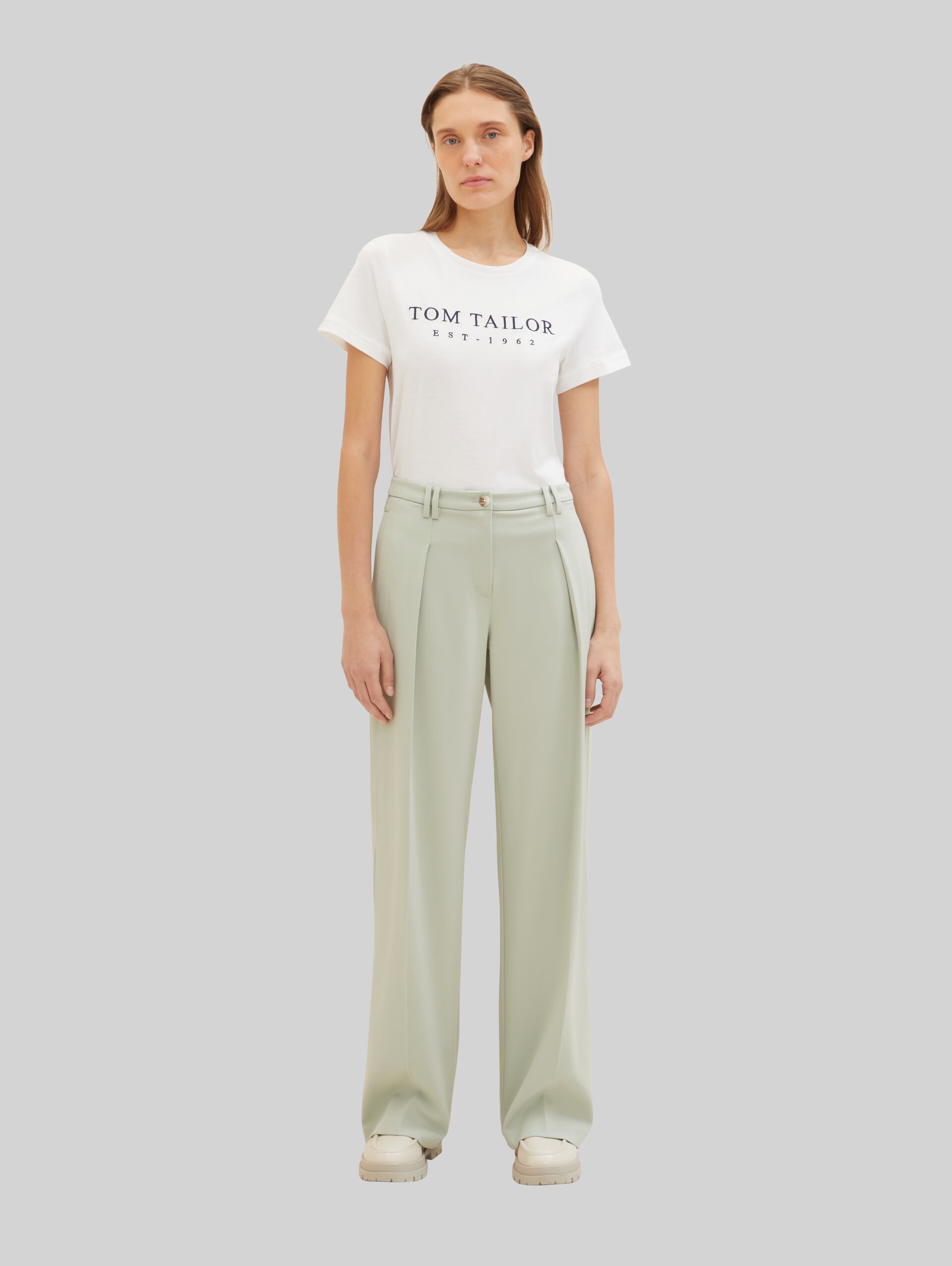 T-Shirt mit Logo-Stickerei - Whisper White - Model-Vorderansicht