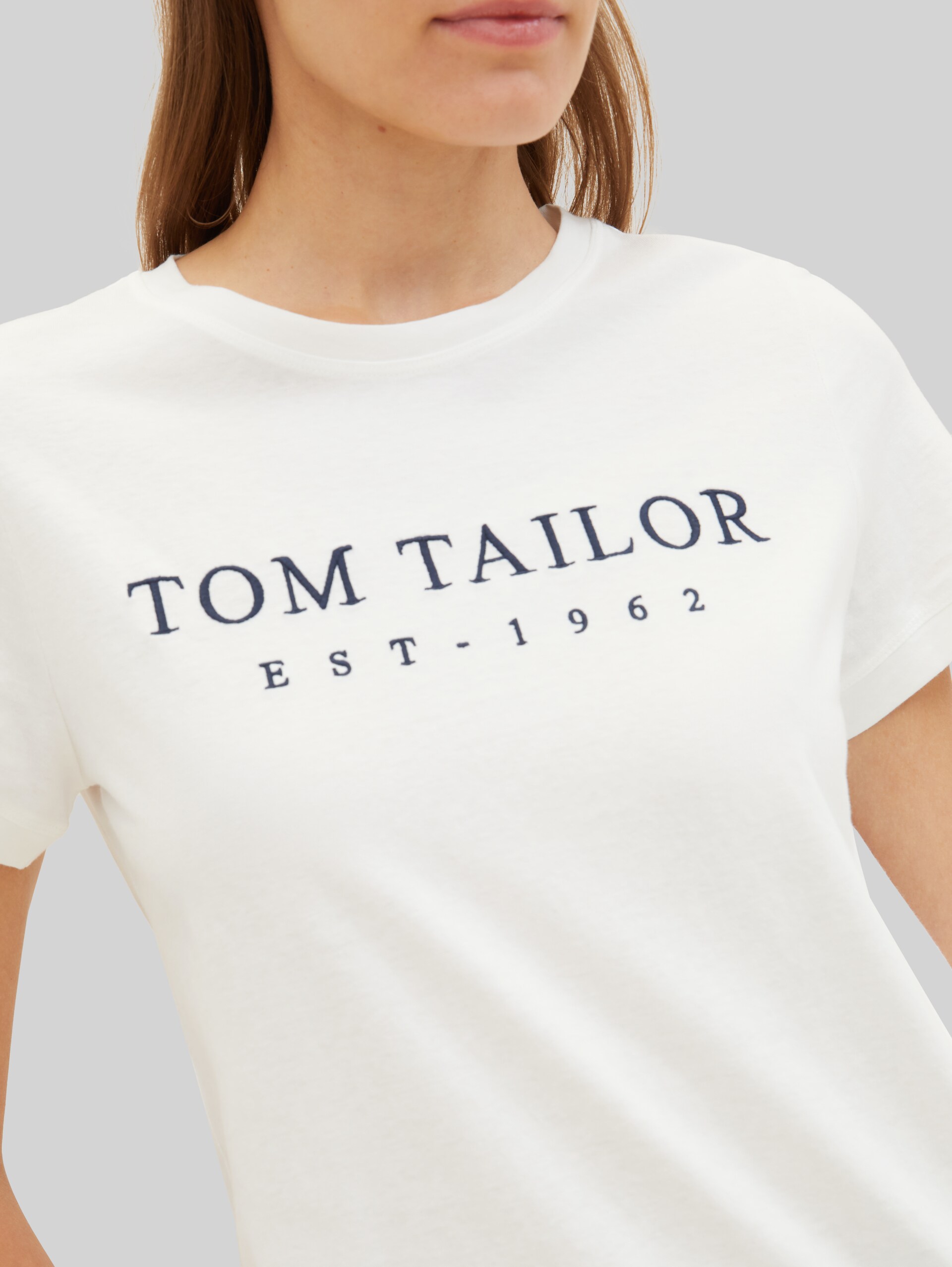 T-Shirt mit Logo-Stickerei - Whisper White - Detail-Model-Ansicht