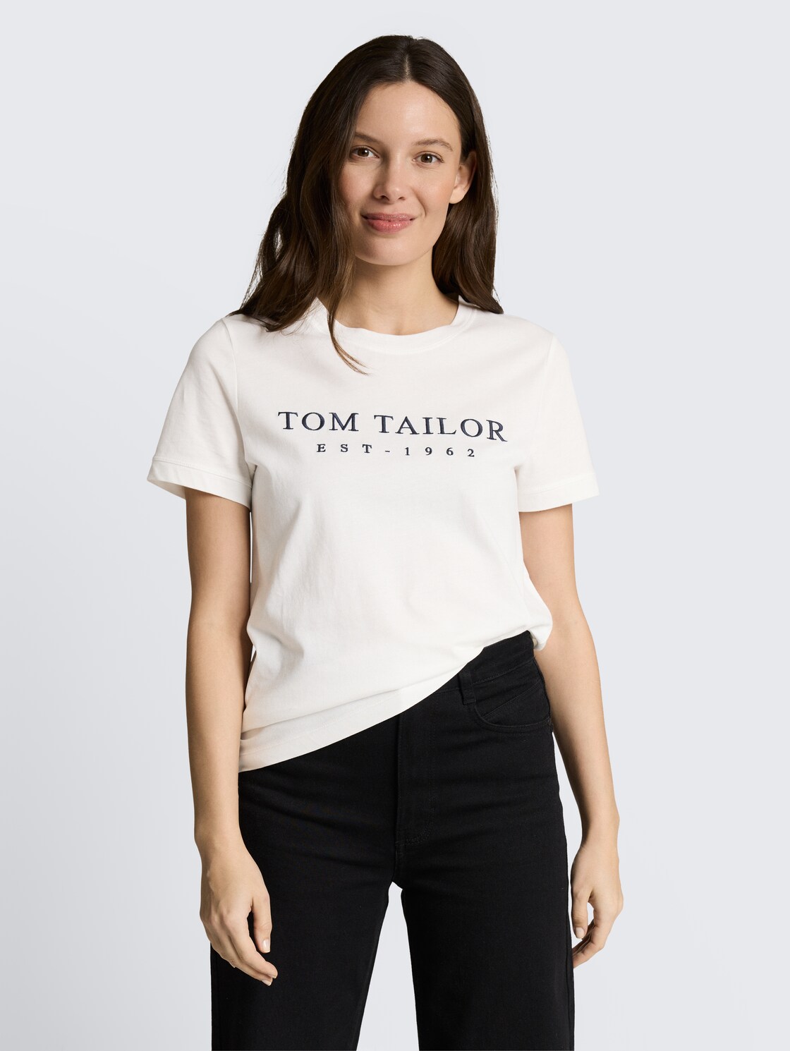 T-Shirt mit Logo-Stickerei - off white - Ausschnitt Model-Vorderansicht