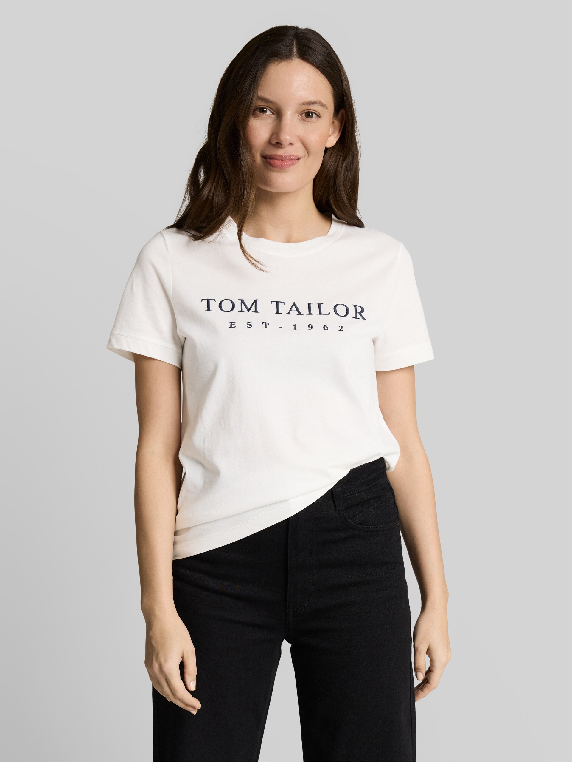 T-Shirt mit Logo-Stickerei - off white - Ausschnitt Model-Vorderansicht