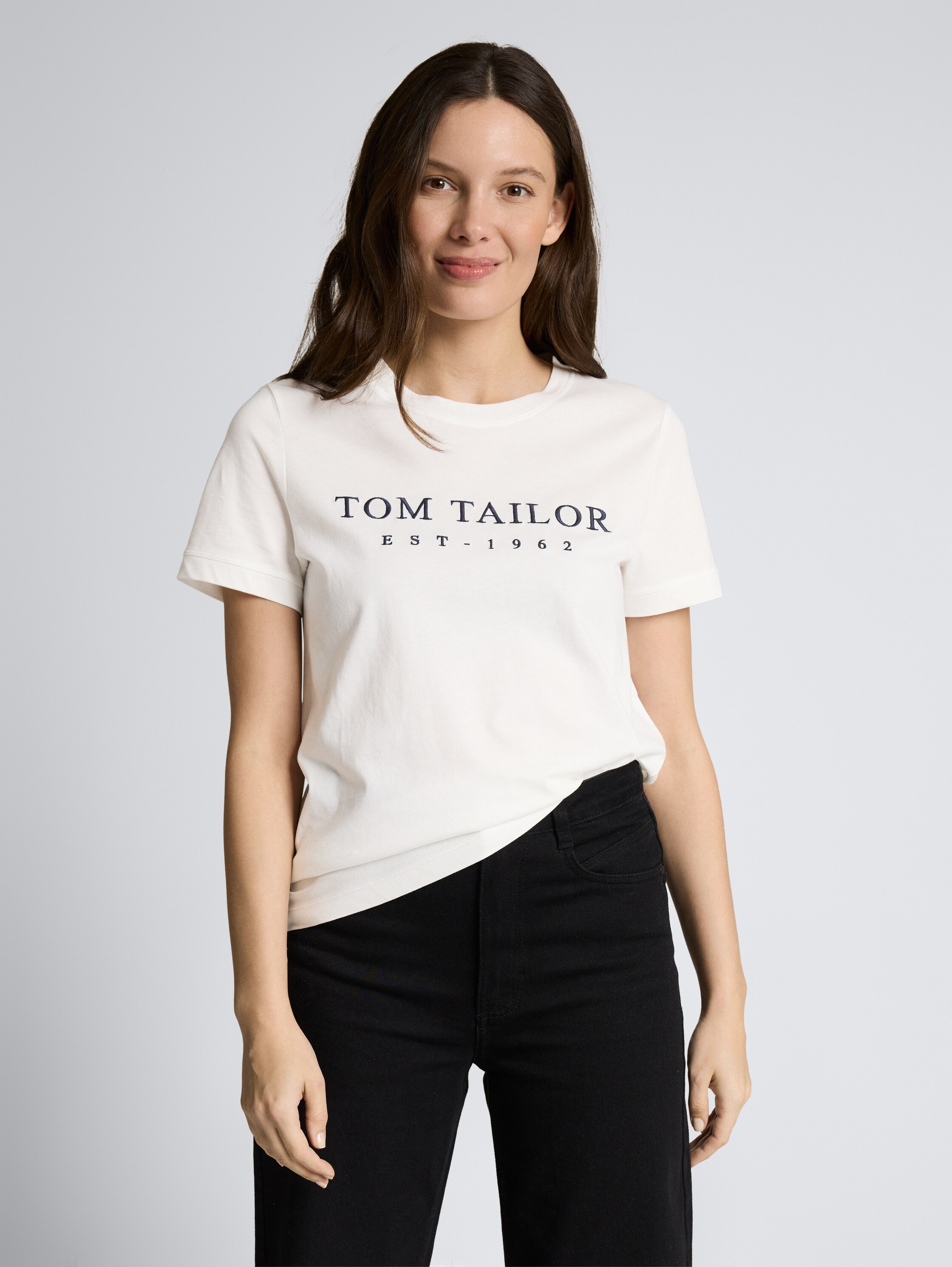 T-Shirt mit Logo-Stickerei - off white - Ausschnitt Model-Vorderansicht