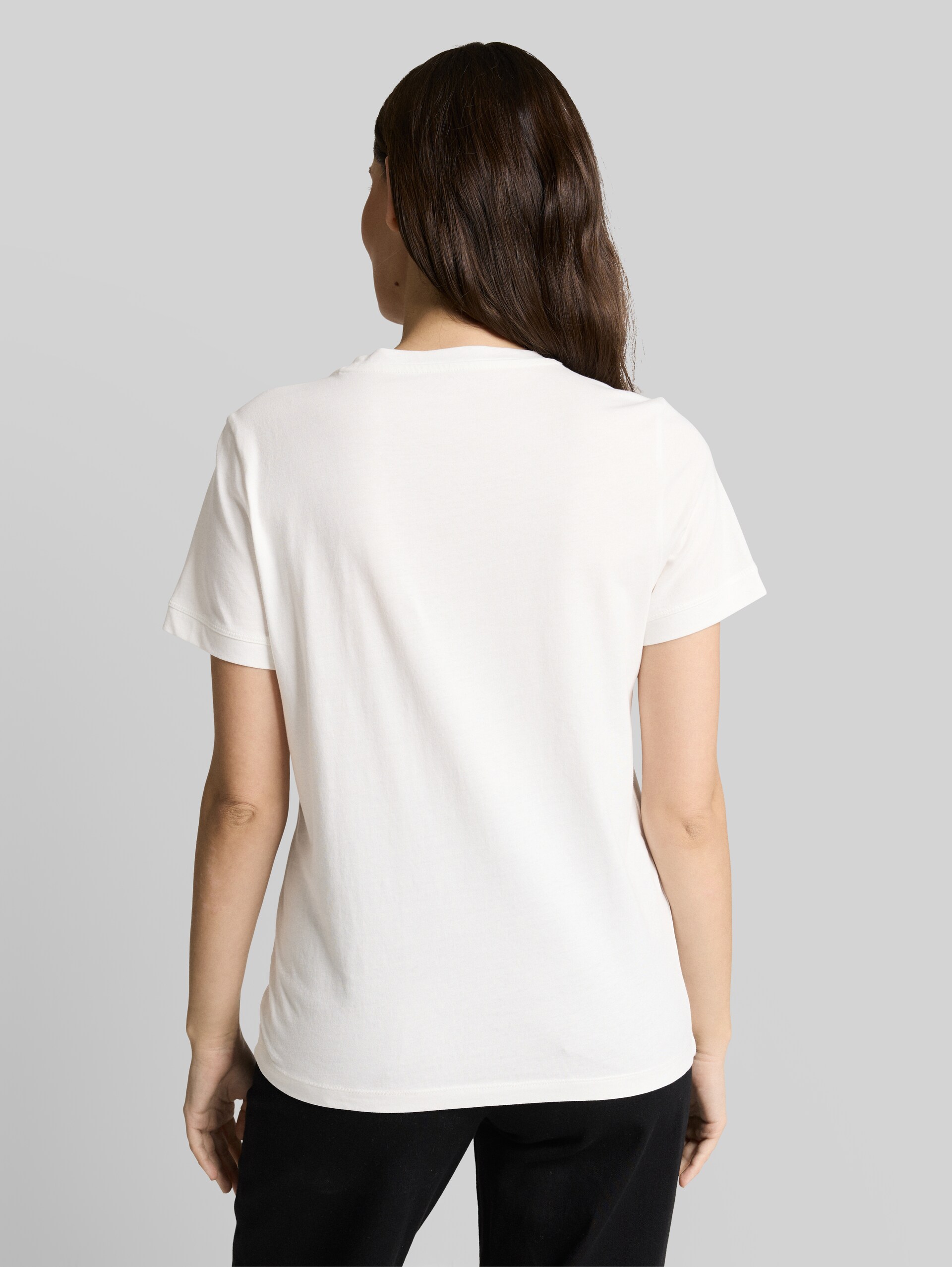 T-Shirt mit Logo-Stickerei - off white - Auschnitt Model-Rückansicht
