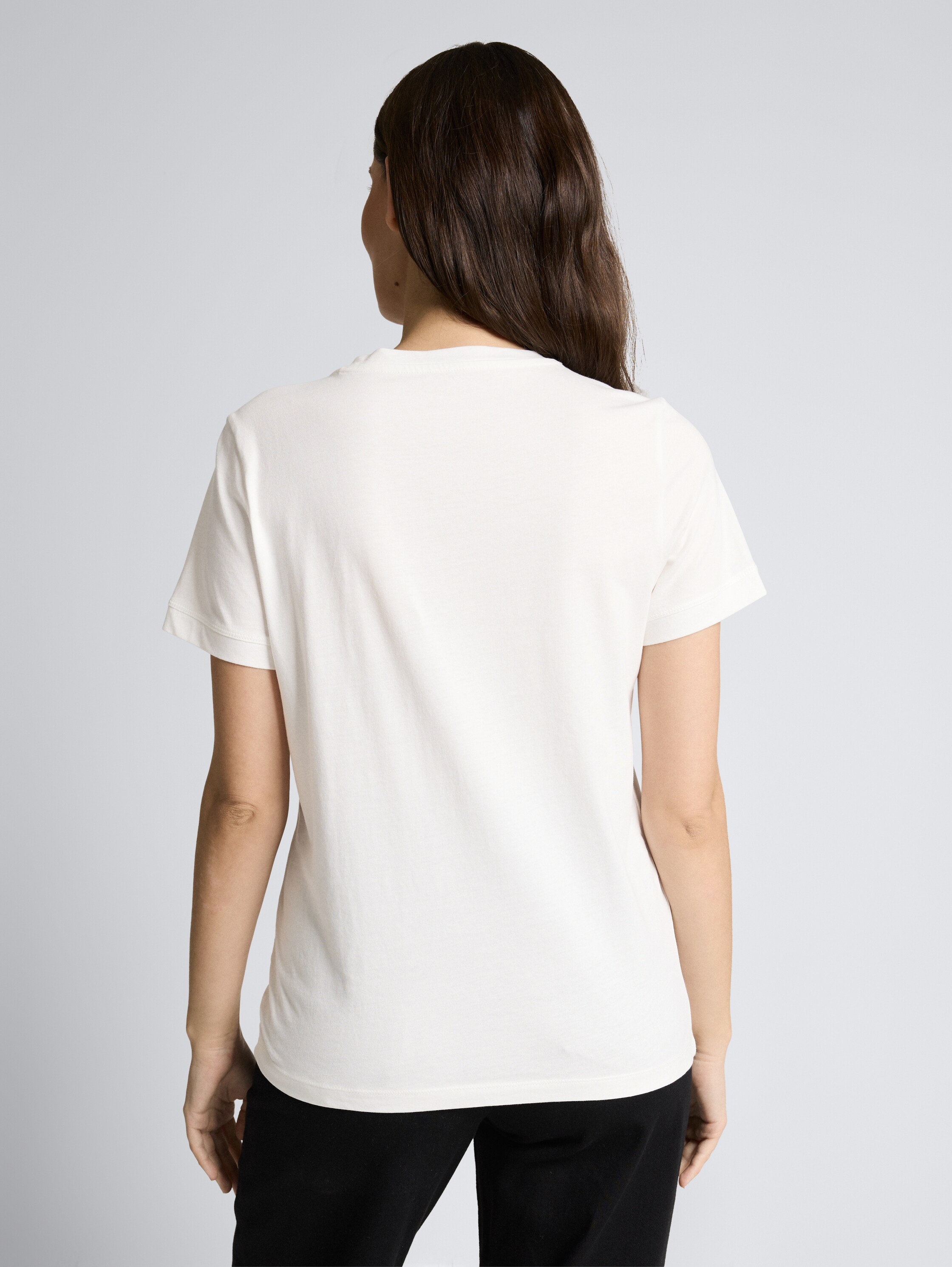 T-Shirt mit Logo-Stickerei - off white - Auschnitt Model-Rückansicht