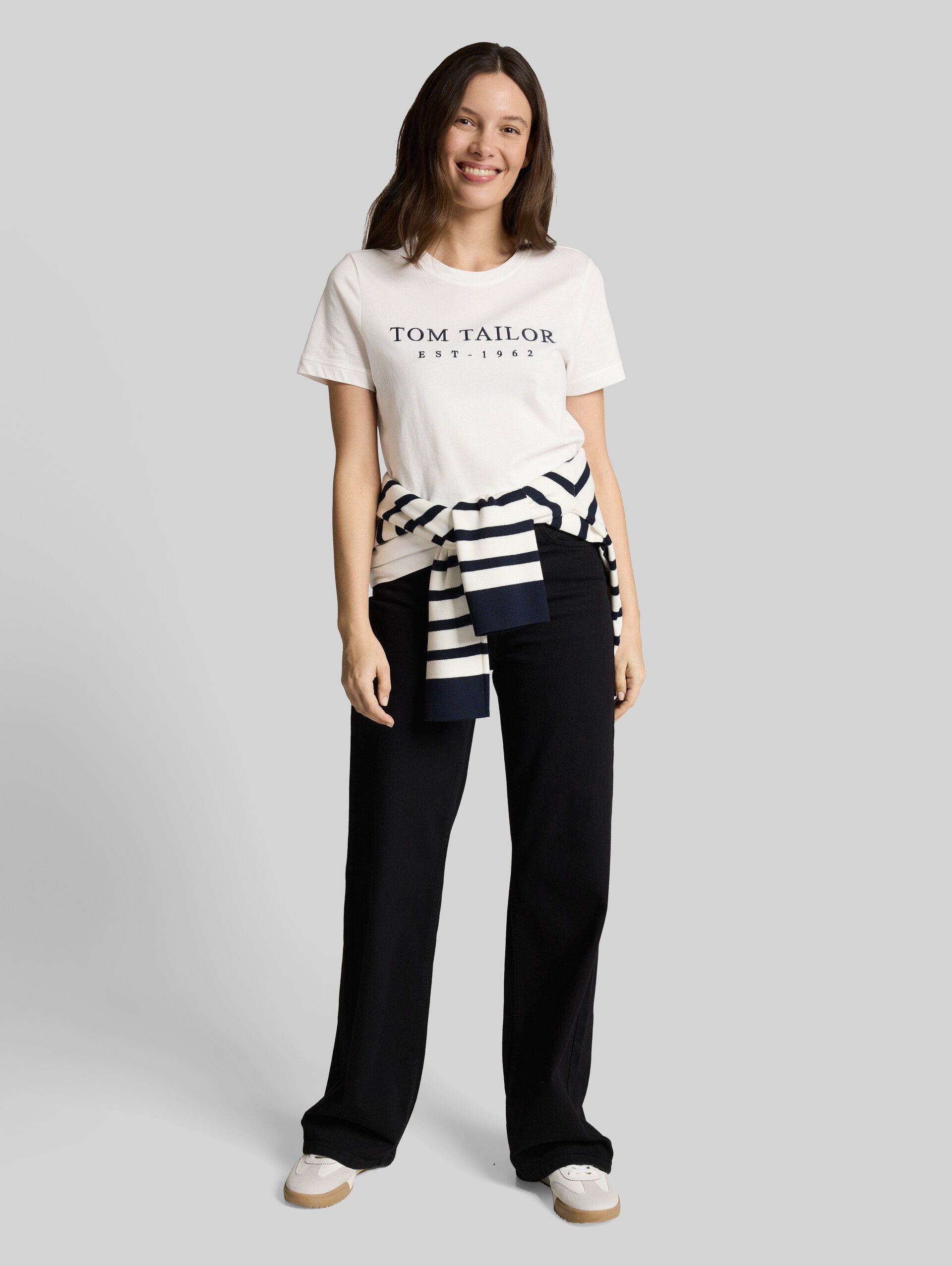T-Shirt mit Logo-Stickerei - off white - Model-Vorderansicht