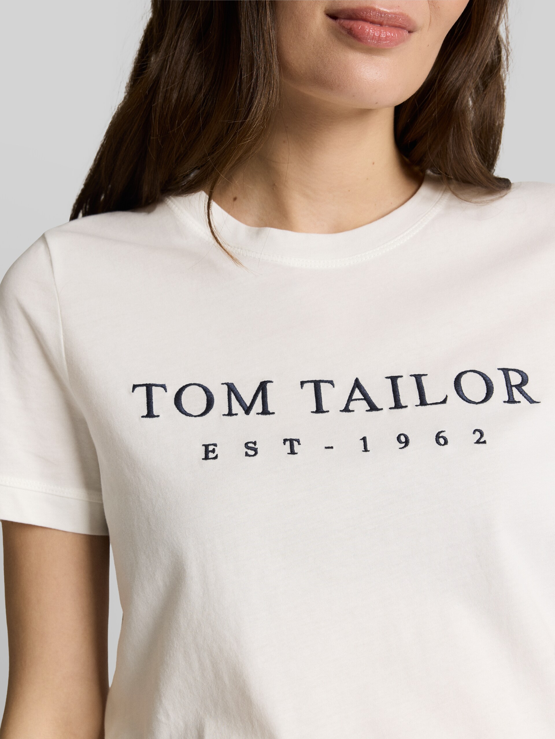 T-Shirt mit Logo-Stickerei - off white - Detail-Model-Ansicht