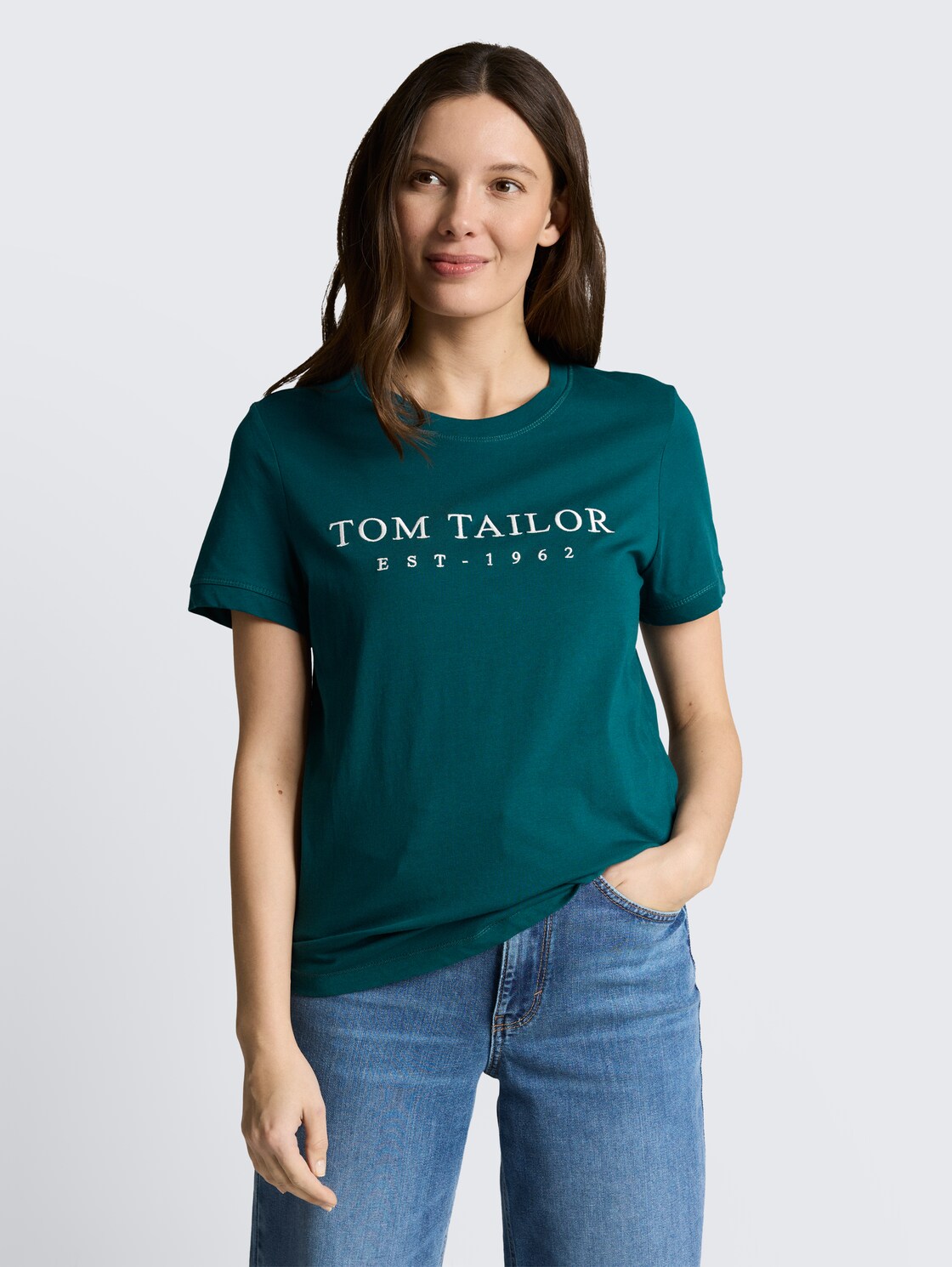 T-Shirt mit Logo-Stickerei - Deep Meadow Green - Ausschnitt Model-Vorderansicht