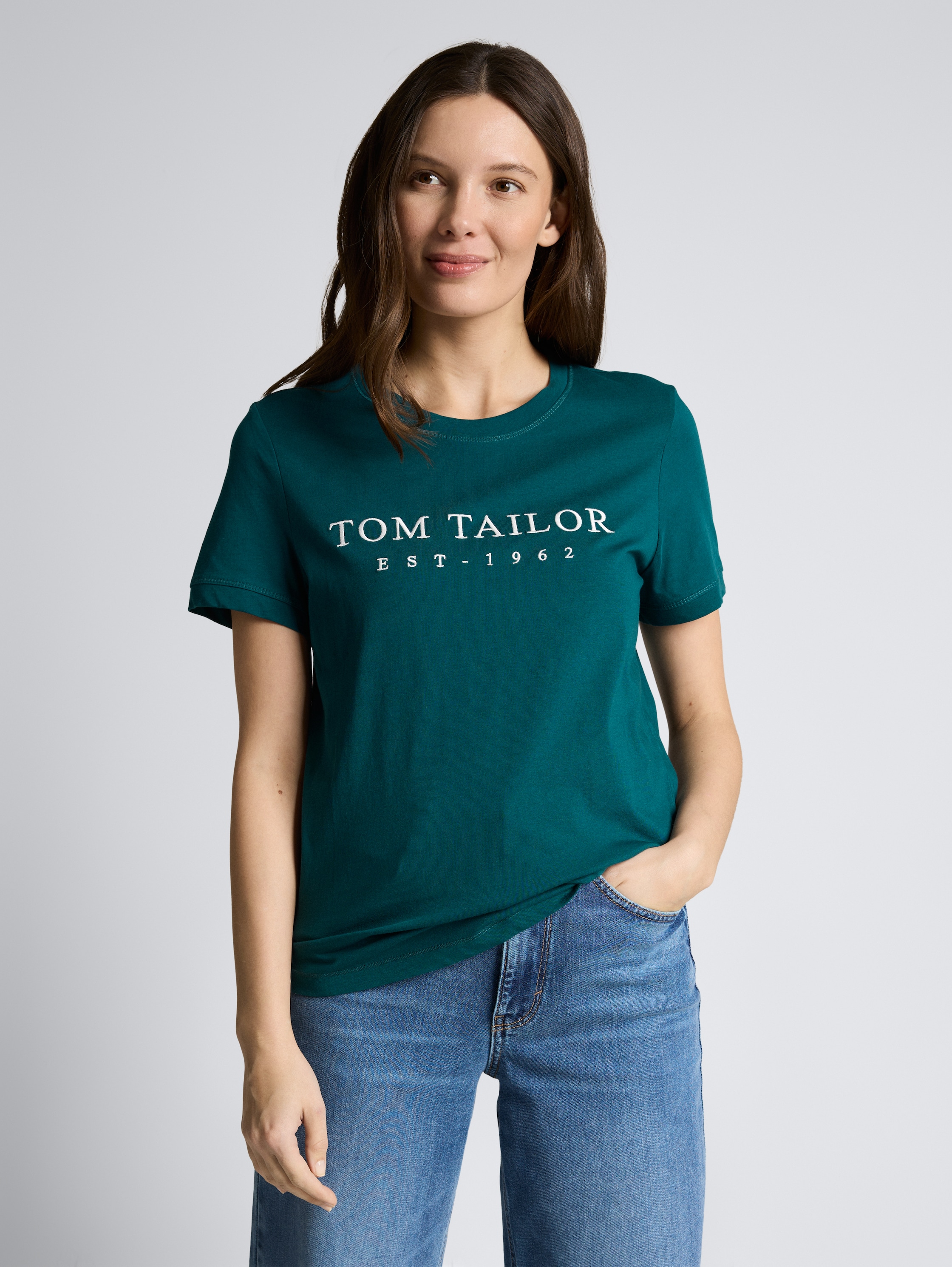 T-shirt met geborduurd logo - Deep Meadow Green - Nek model vooraanzicht
