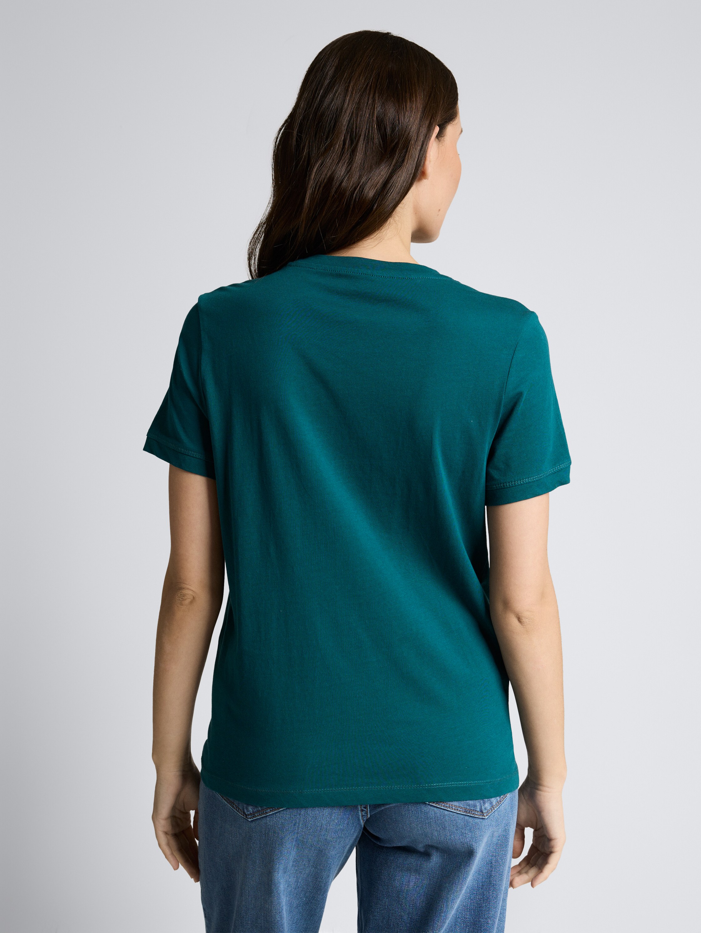 T-shirt met geborduurd logo - Deep Meadow Green - Neklijn model-achteraanzicht