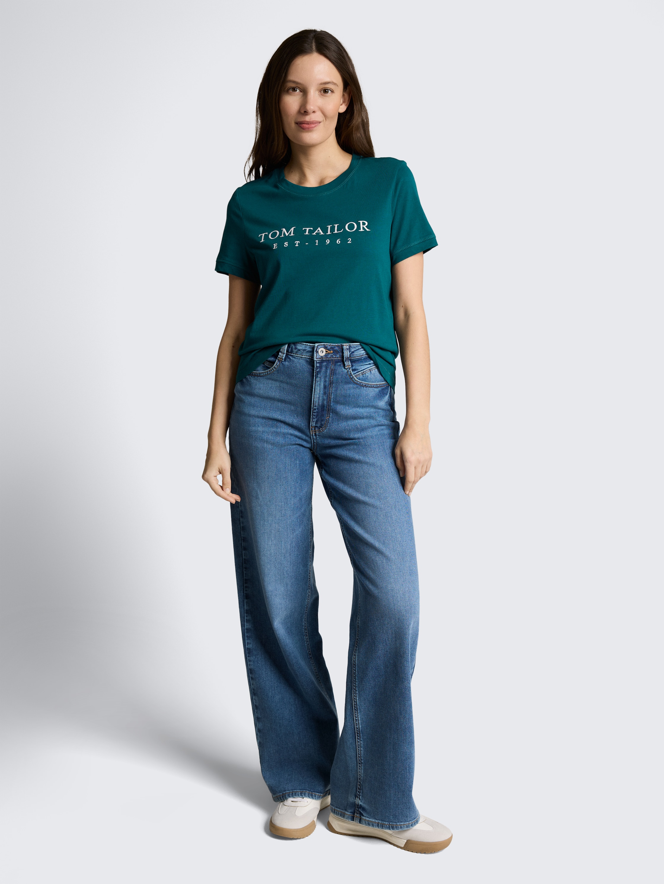 T-shirt met geborduurd logo - Deep Meadow Green - Model vooraanzicht