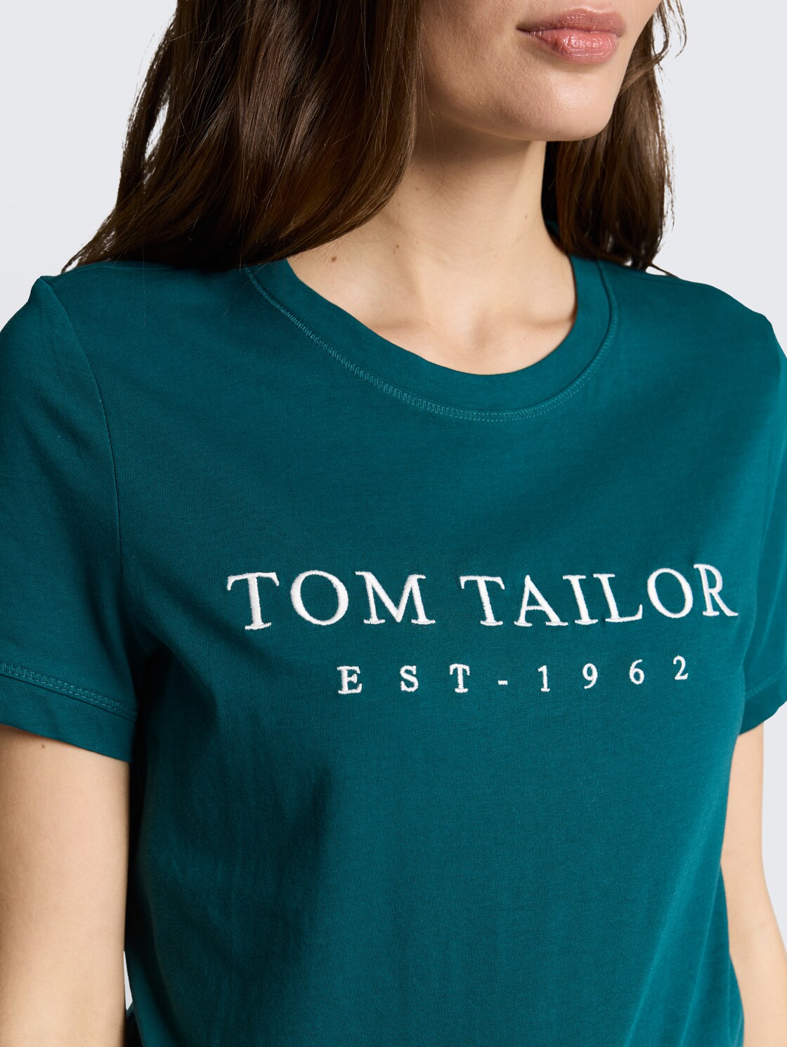 T-Shirt mit Logo-Stickerei - Deep Meadow Green - Detail-Model-Ansicht