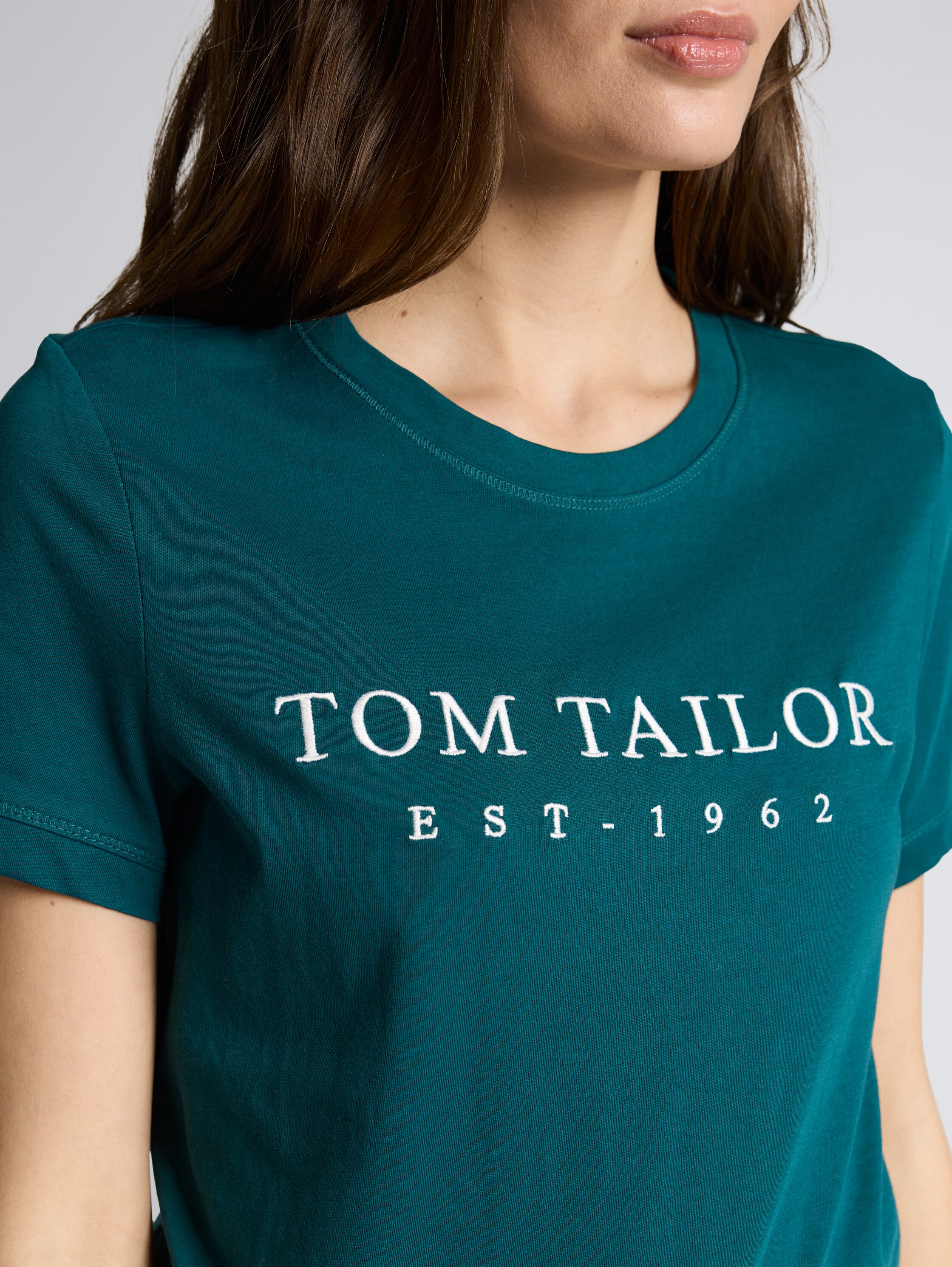 T-shirt met geborduurd logo - Deep Meadow Green - Detailaanzicht model