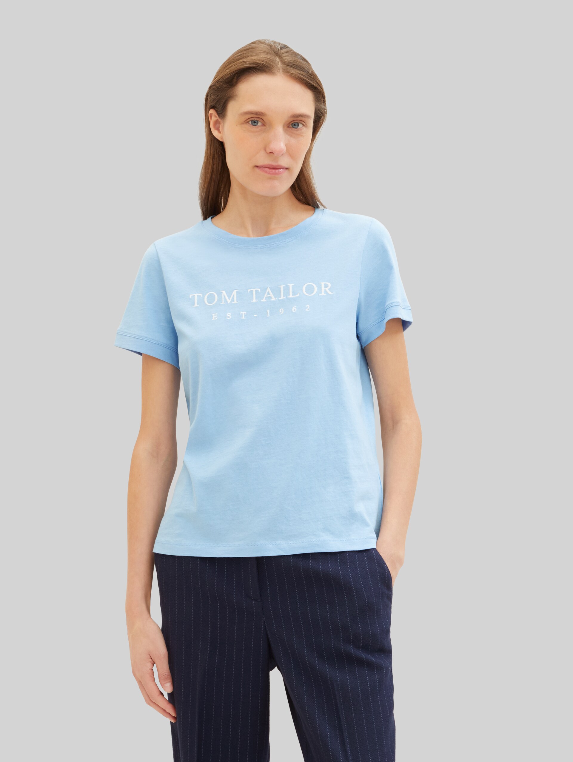 T-Shirt mit Logo-Stickerei - light fjord blue - Ausschnitt Model-Vorderansicht