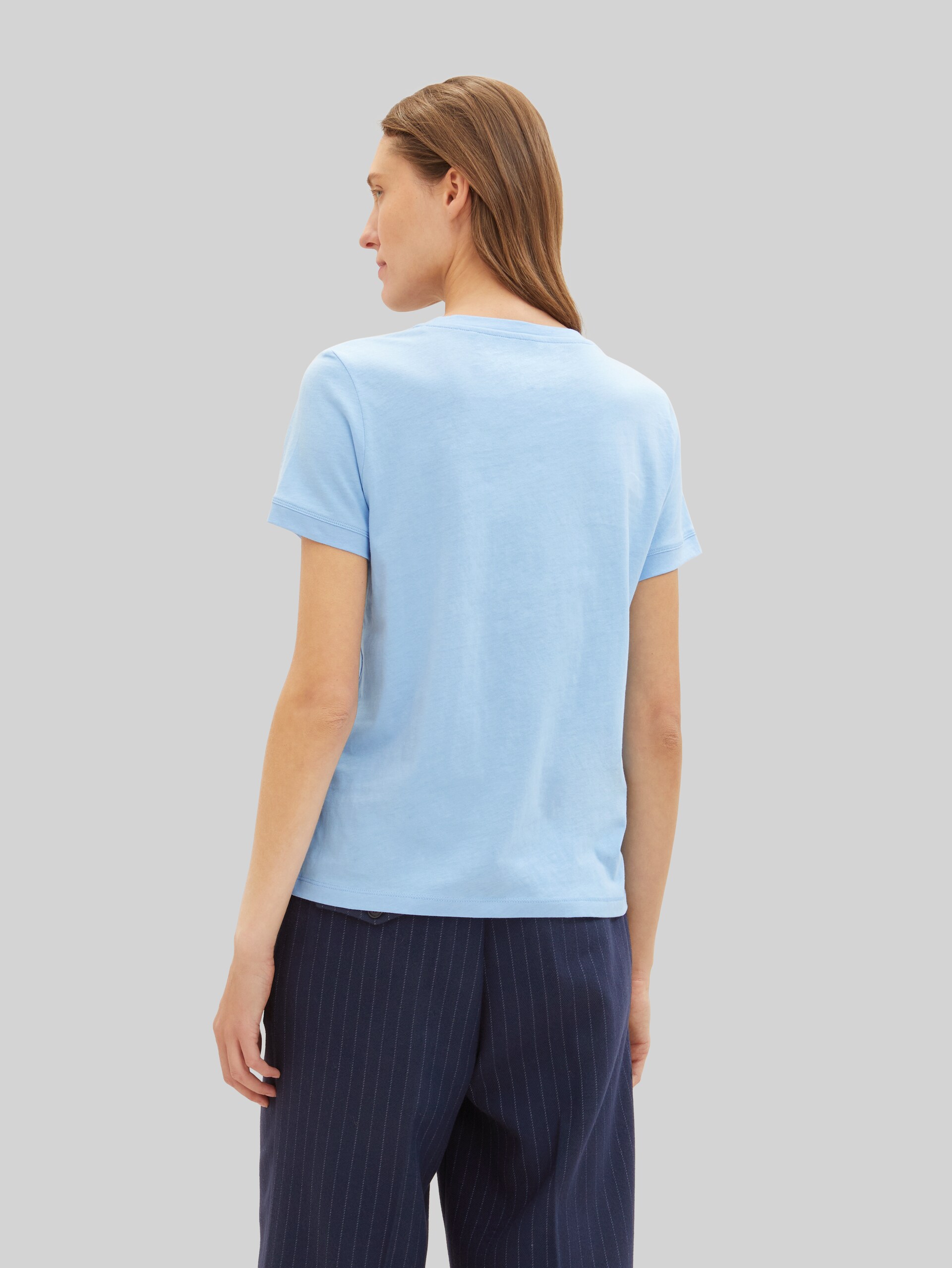 T-Shirt mit Logo-Stickerei - light fjord blue - Auschnitt Model-Rückansicht