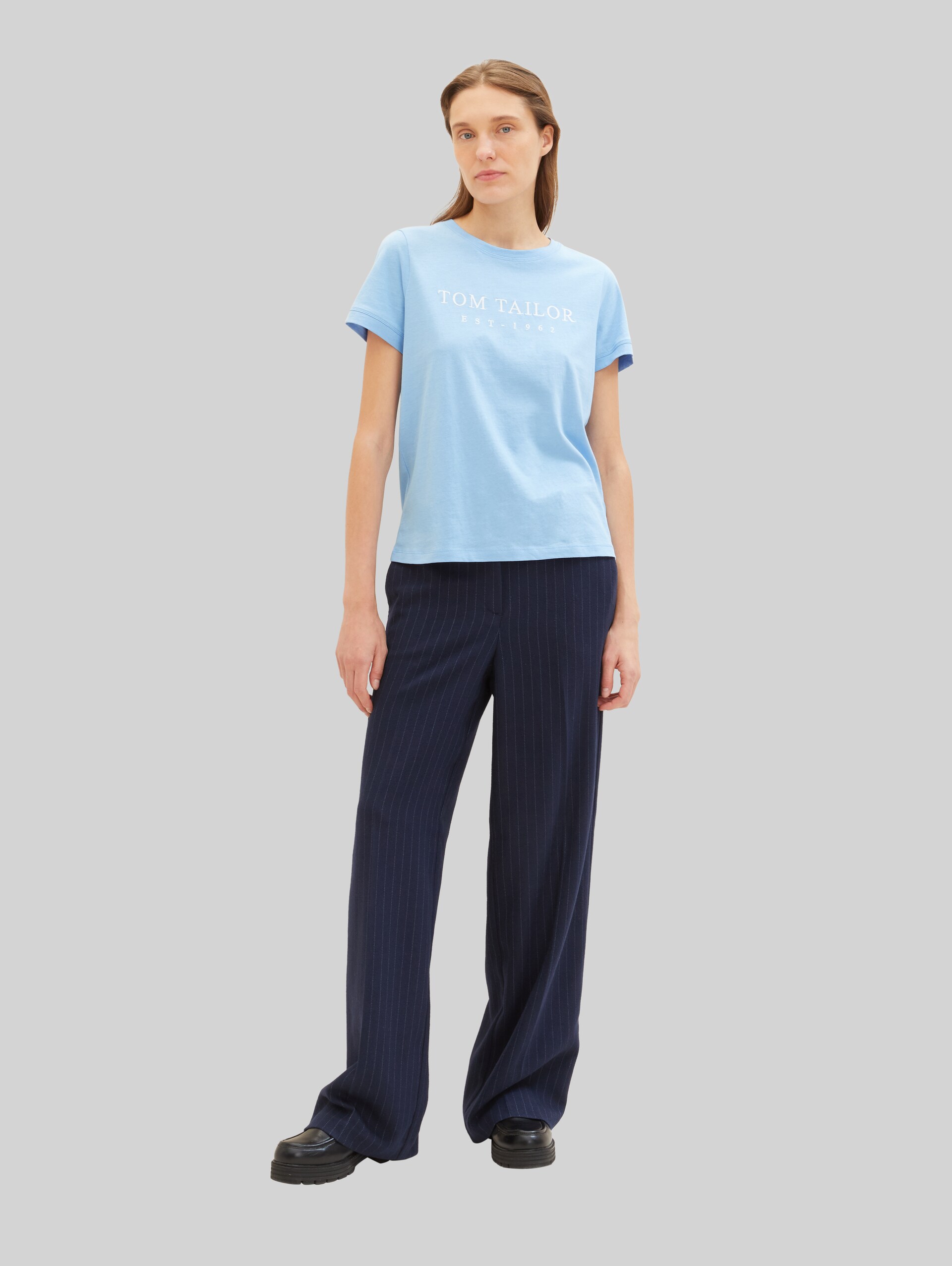 T-Shirt mit Logo-Stickerei - light fjord blue - Model-Vorderansicht