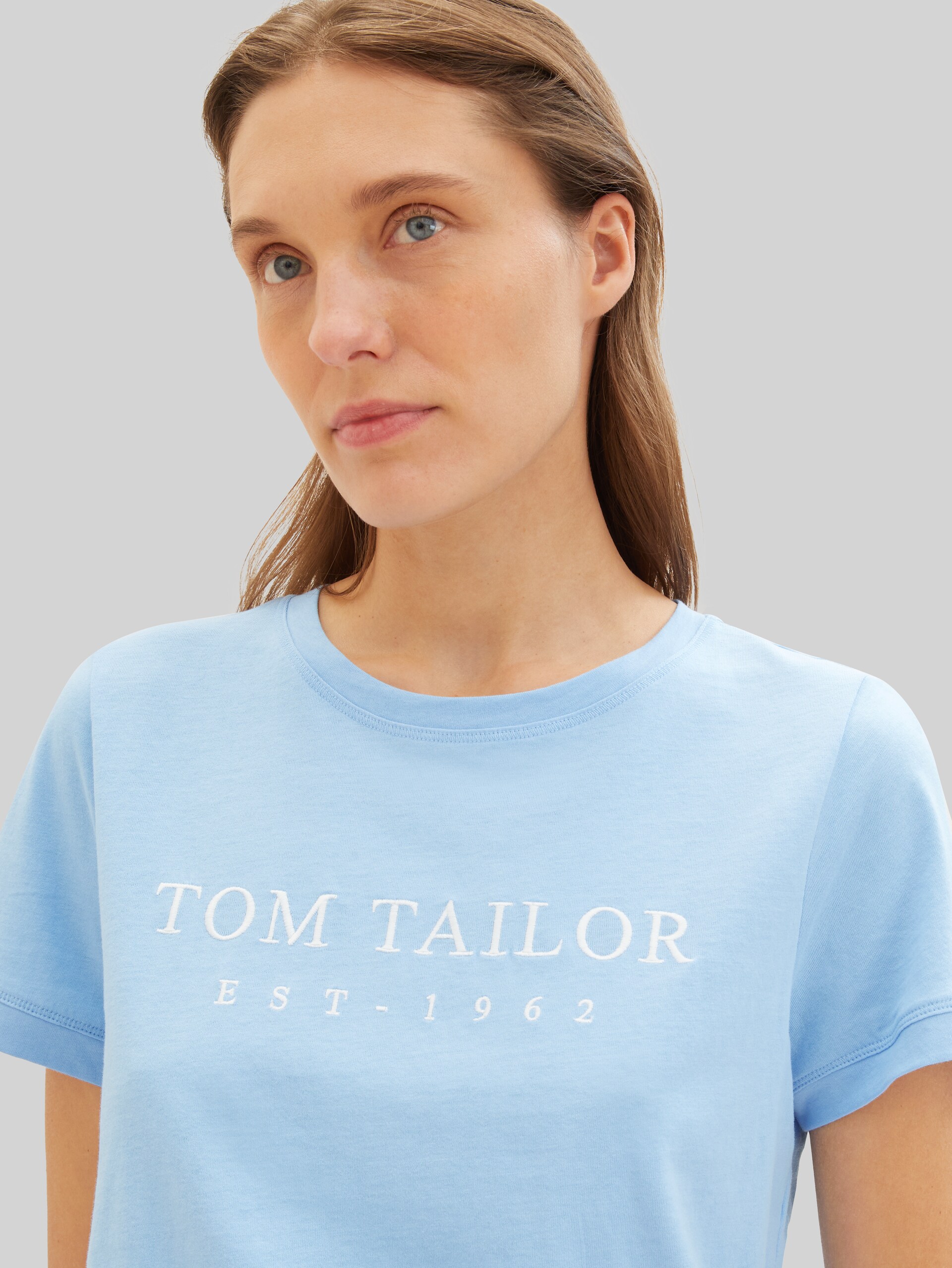 T-Shirt mit Logo-Stickerei - light fjord blue - Detail-Model-Ansicht