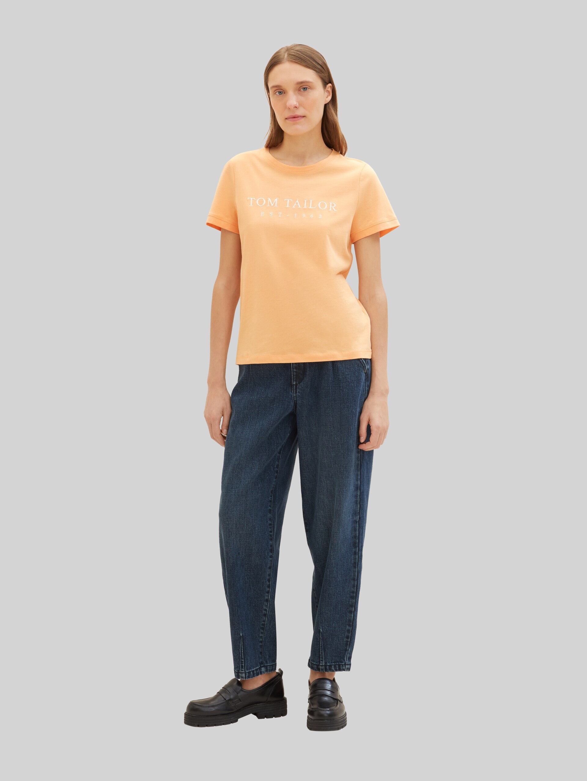 T-Shirt mit Logo-Stickerei - light coral - Model-Vorderansicht