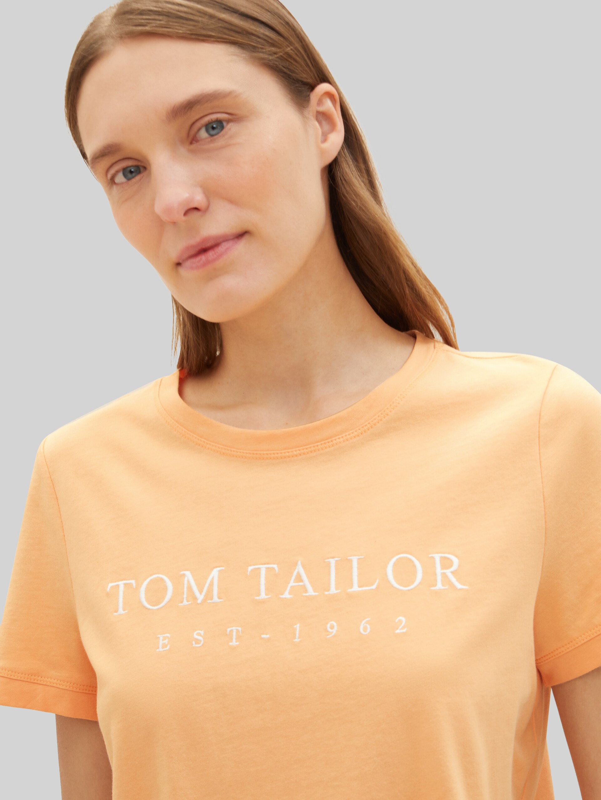 T-Shirt mit Logo-Stickerei - light coral - Detail-Model-Ansicht