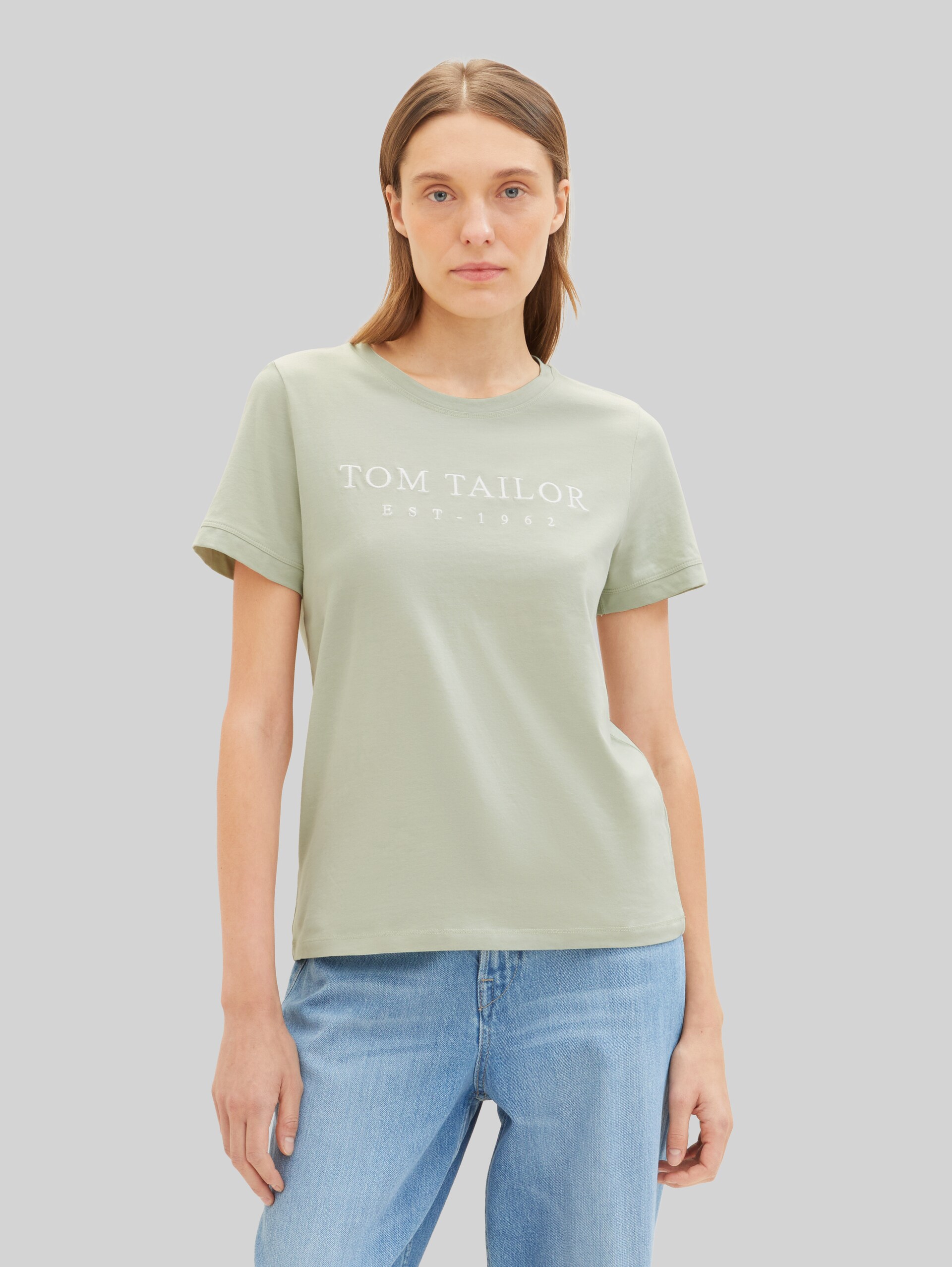 T-Shirt mit Logo-Stickerei - desert green - Ausschnitt Model-Vorderansicht