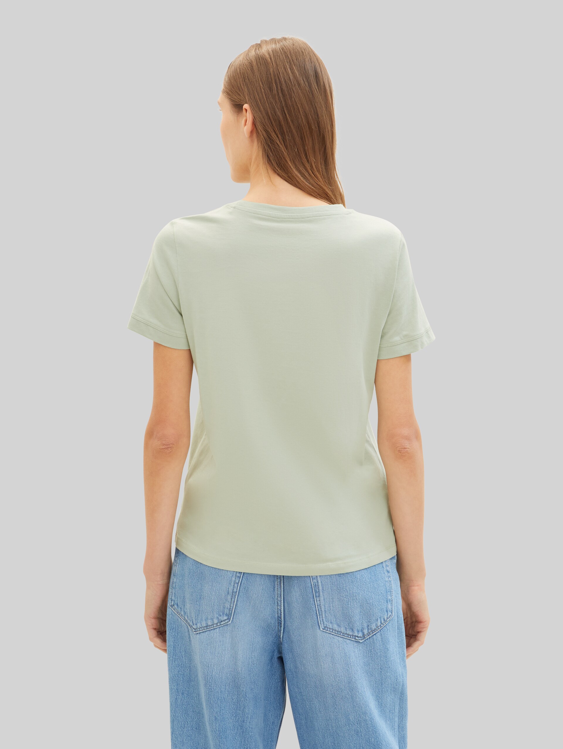T-Shirt mit Logo-Stickerei - desert green - Auschnitt Model-Rückansicht