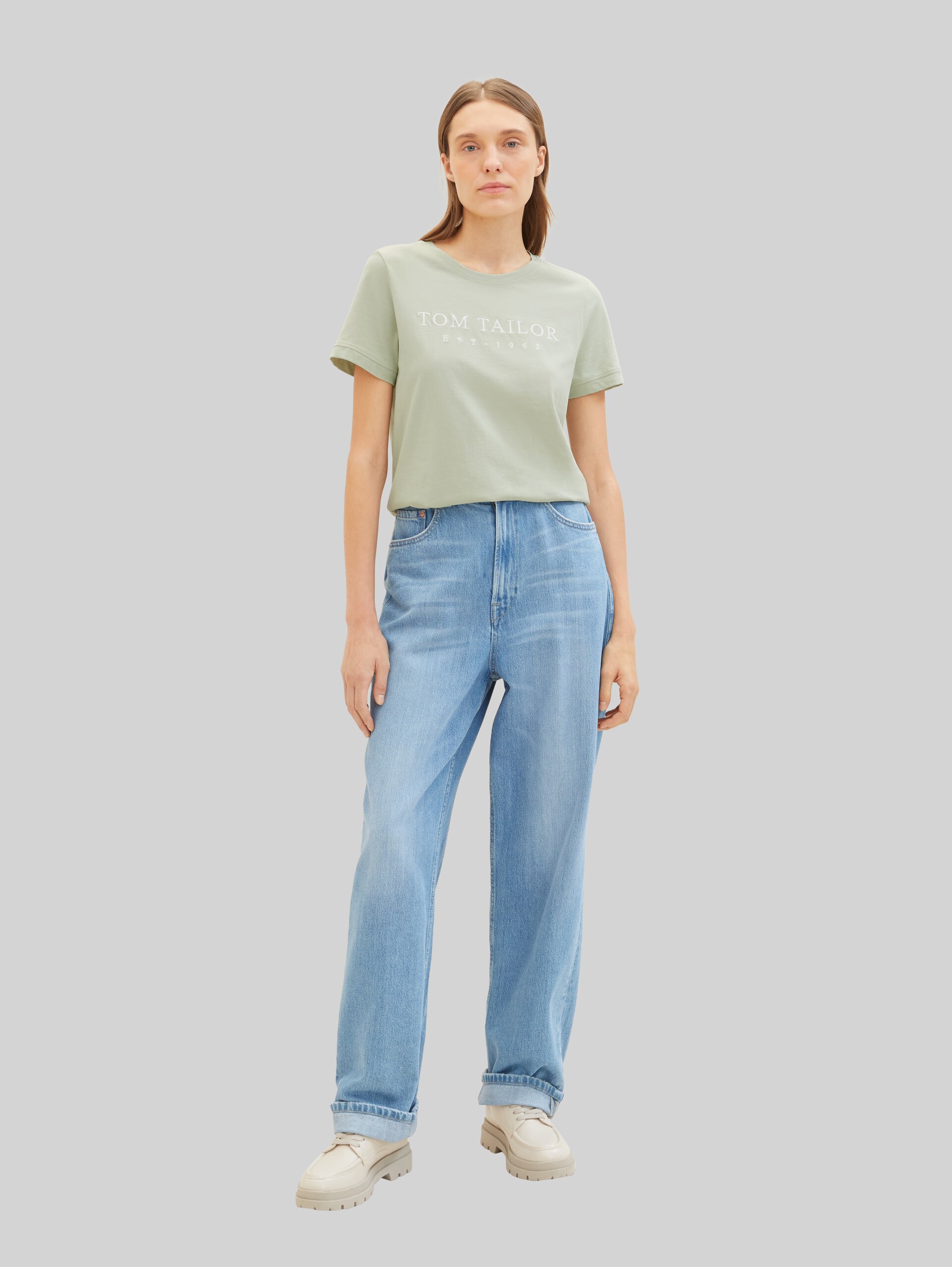 T-Shirt mit Logo-Stickerei - desert green - Model-Vorderansicht