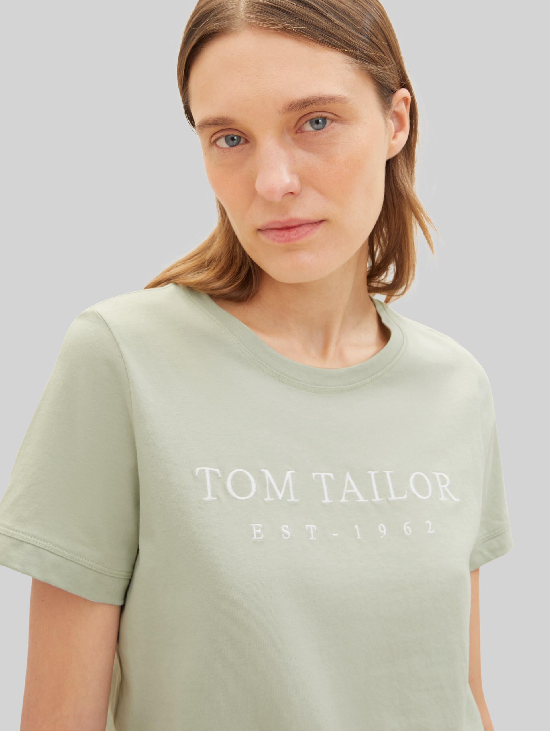 T-Shirt mit Logo-Stickerei - desert green - Detail-Model-Ansicht