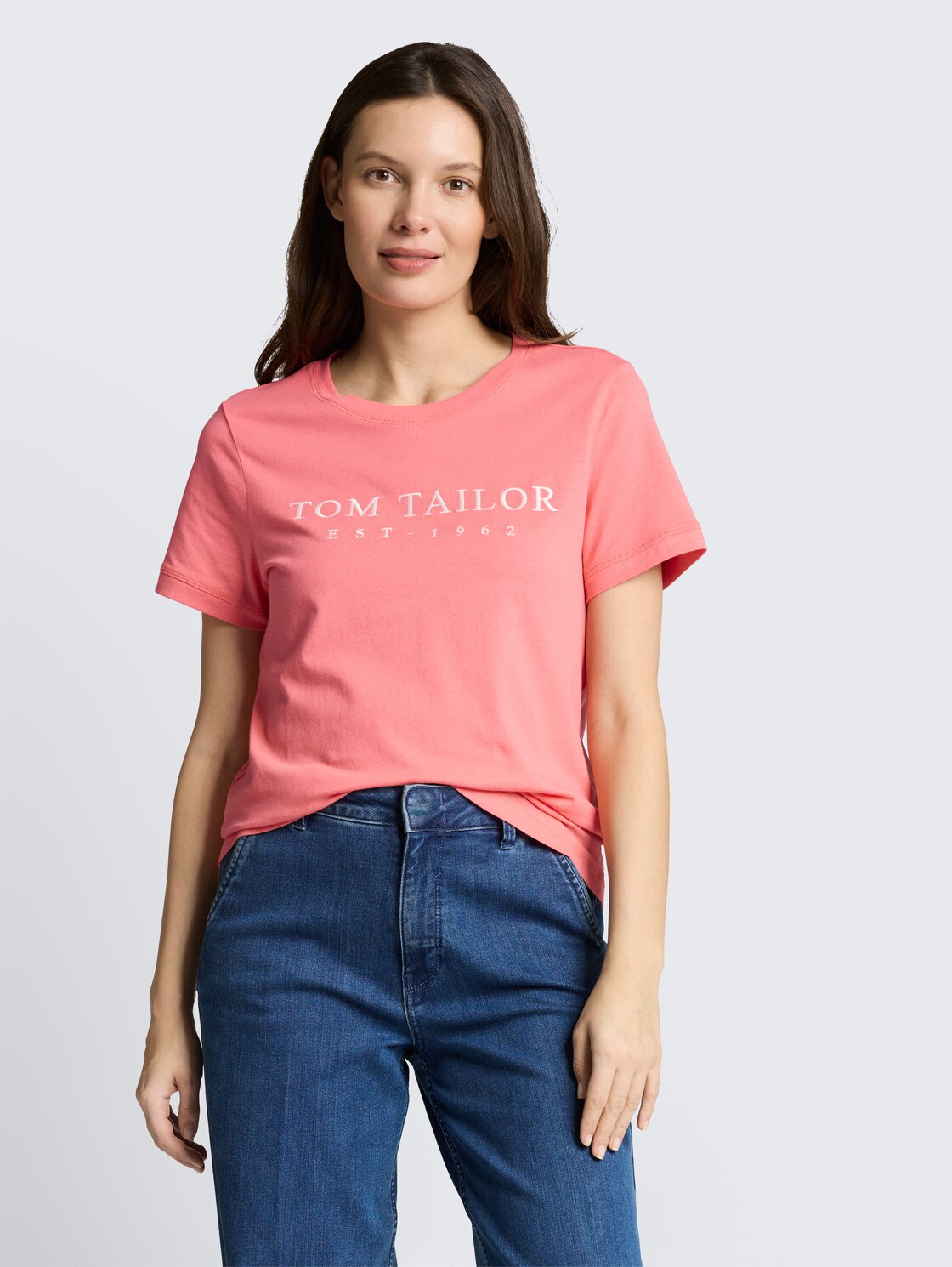 T-Shirt mit Logo-Stickerei - soft coral pink - Ausschnitt Model-Vorderansicht