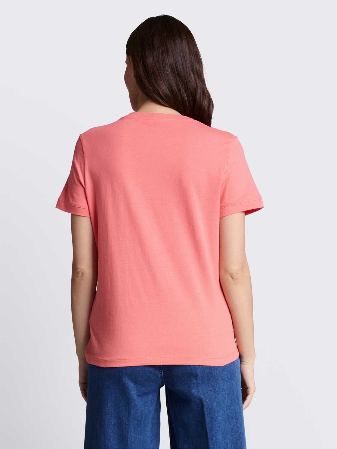 T-Shirt mit Logo-Stickerei - soft coral pink - Auschnitt Model-Rückansicht