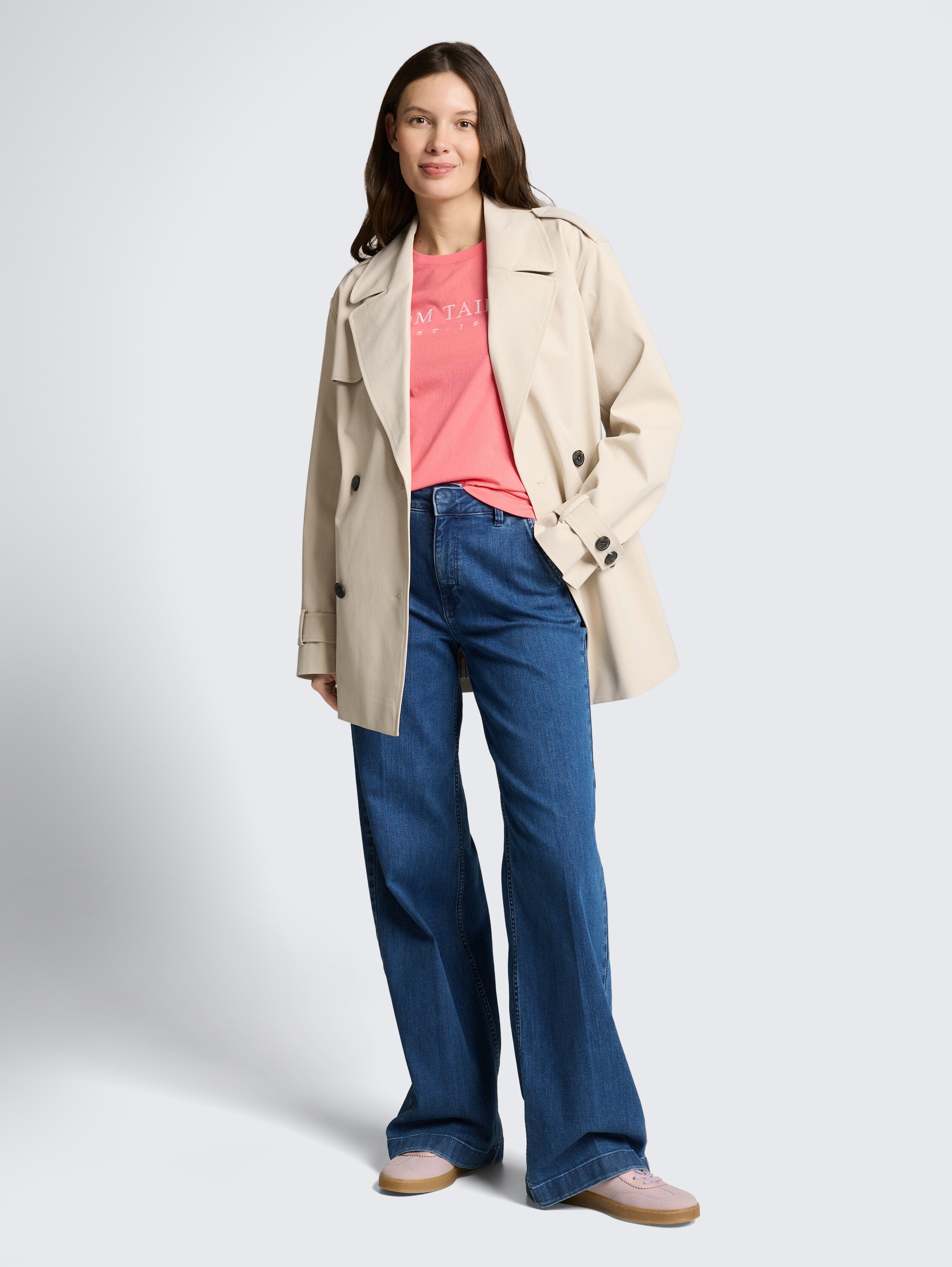 T-Shirt mit Logo-Stickerei - soft coral pink - Model-Vorderansicht