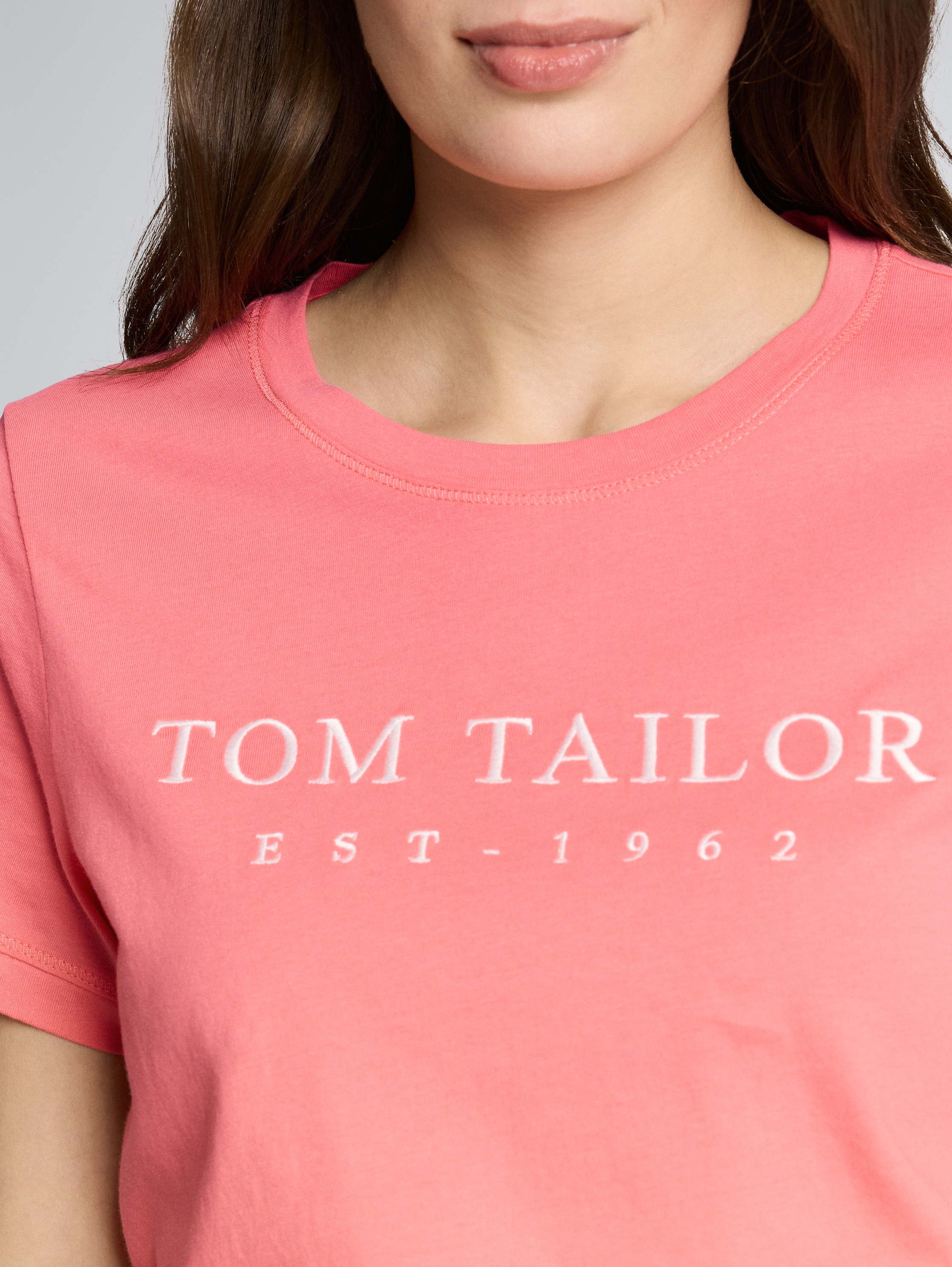 T-Shirt mit Logo-Stickerei - soft coral pink - Detail-Model-Ansicht