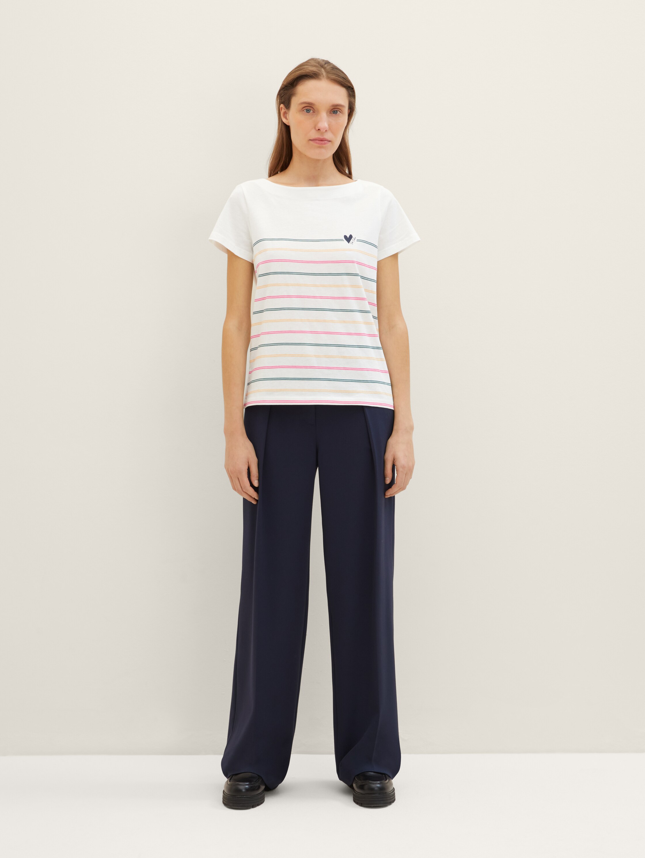 Gestreiftes T-Shirt mit U-Boot-Ausschnitt - Whisper White - Model-Vorderansicht