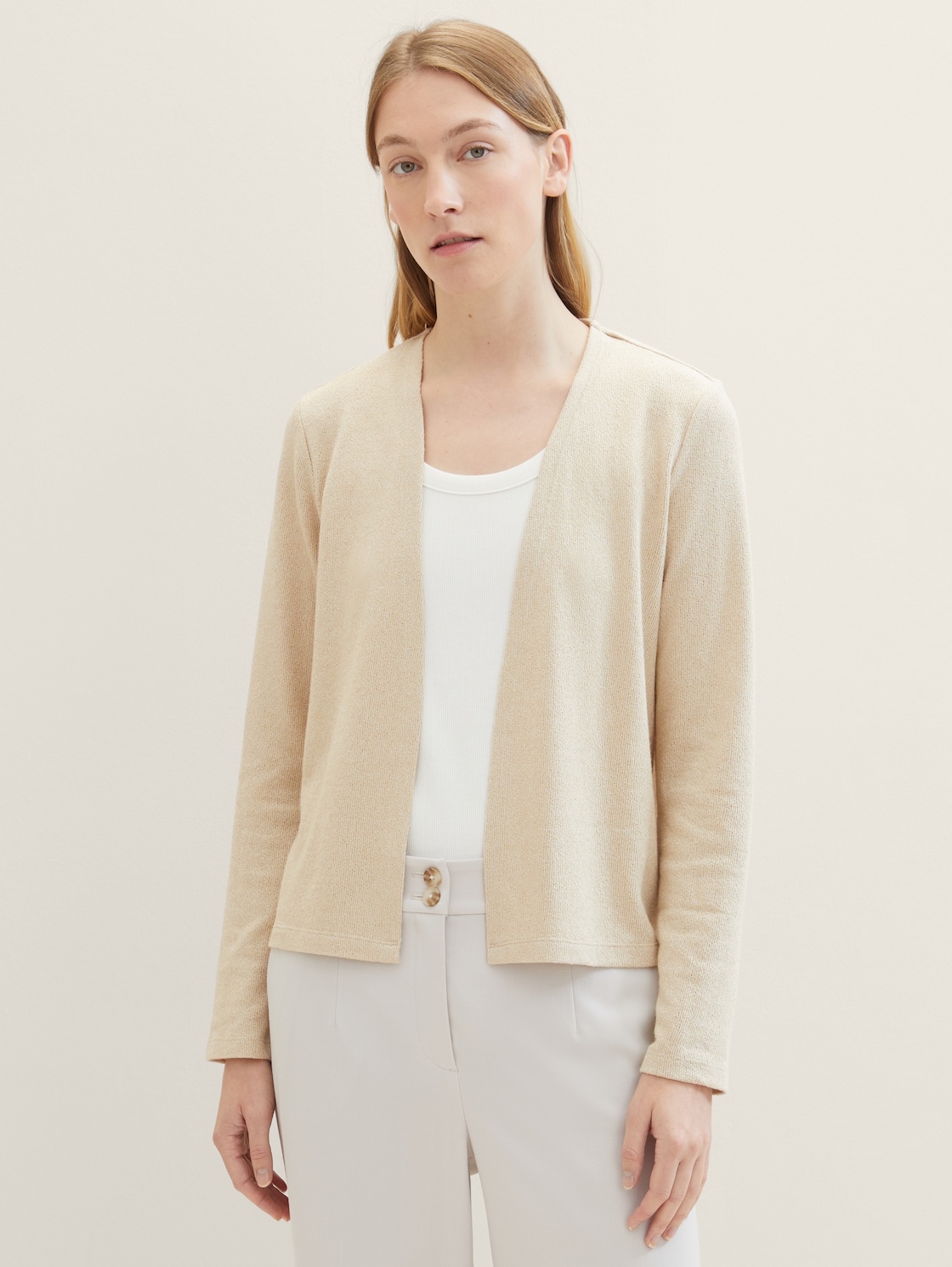 Basic Cardigan - Sandy Beige Melange - Auschnitt Model-Rückansicht