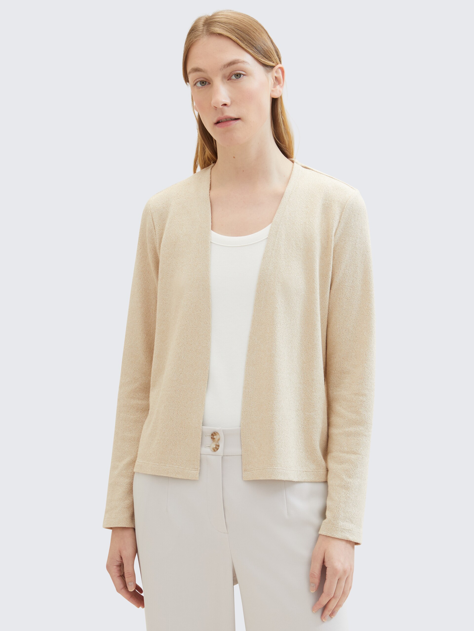 Basic Cardigan - Sandy Beige Melange - Auschnitt Model-Rückansicht