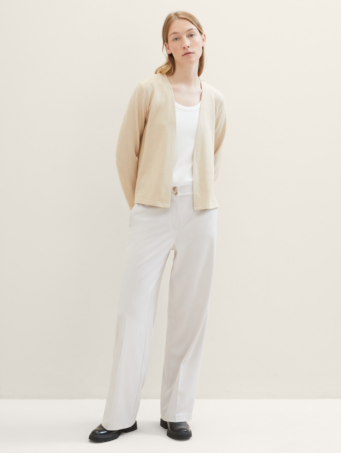 Basic Cardigan - Sandy Beige Melange - Model-Vorderansicht