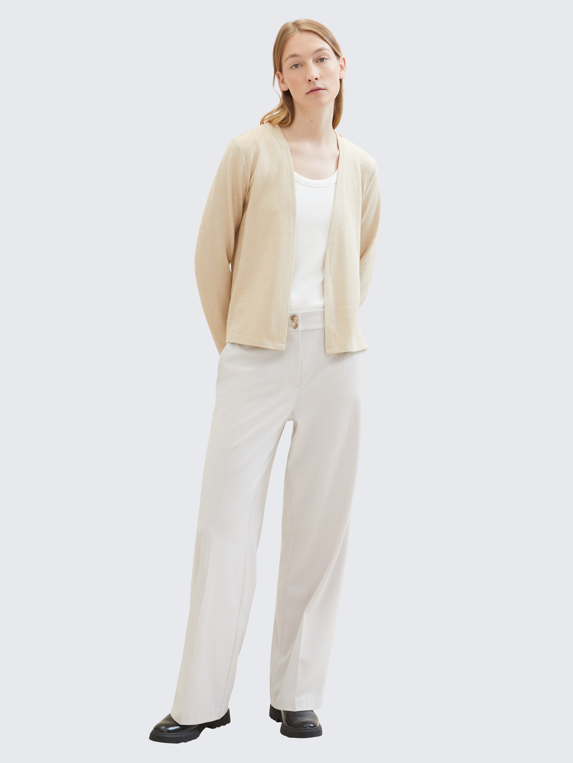 Basic Cardigan - Sandy Beige Melange - Model-Vorderansicht