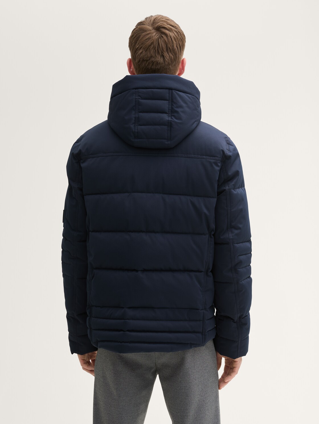 Pufferjacke mit abnehmbarer Kapuze - sky captain blue - Model-Rückansicht