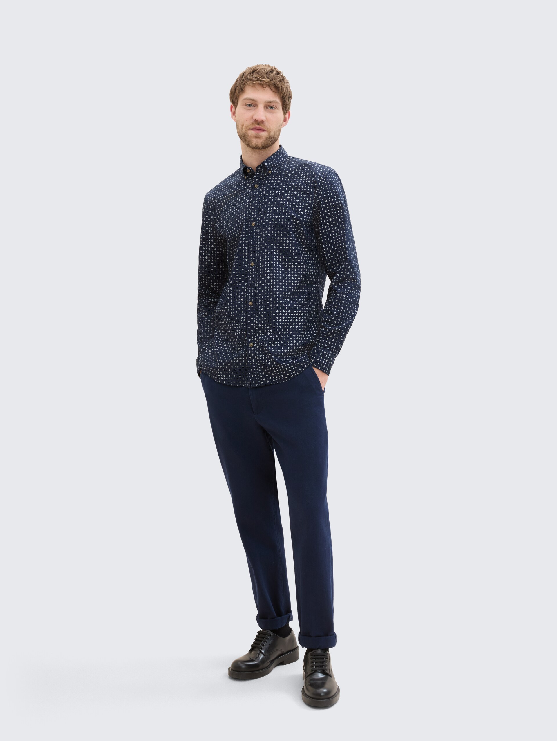 Fitted Hemd mit Muster - navy white minimal design - Model-Vorderansicht