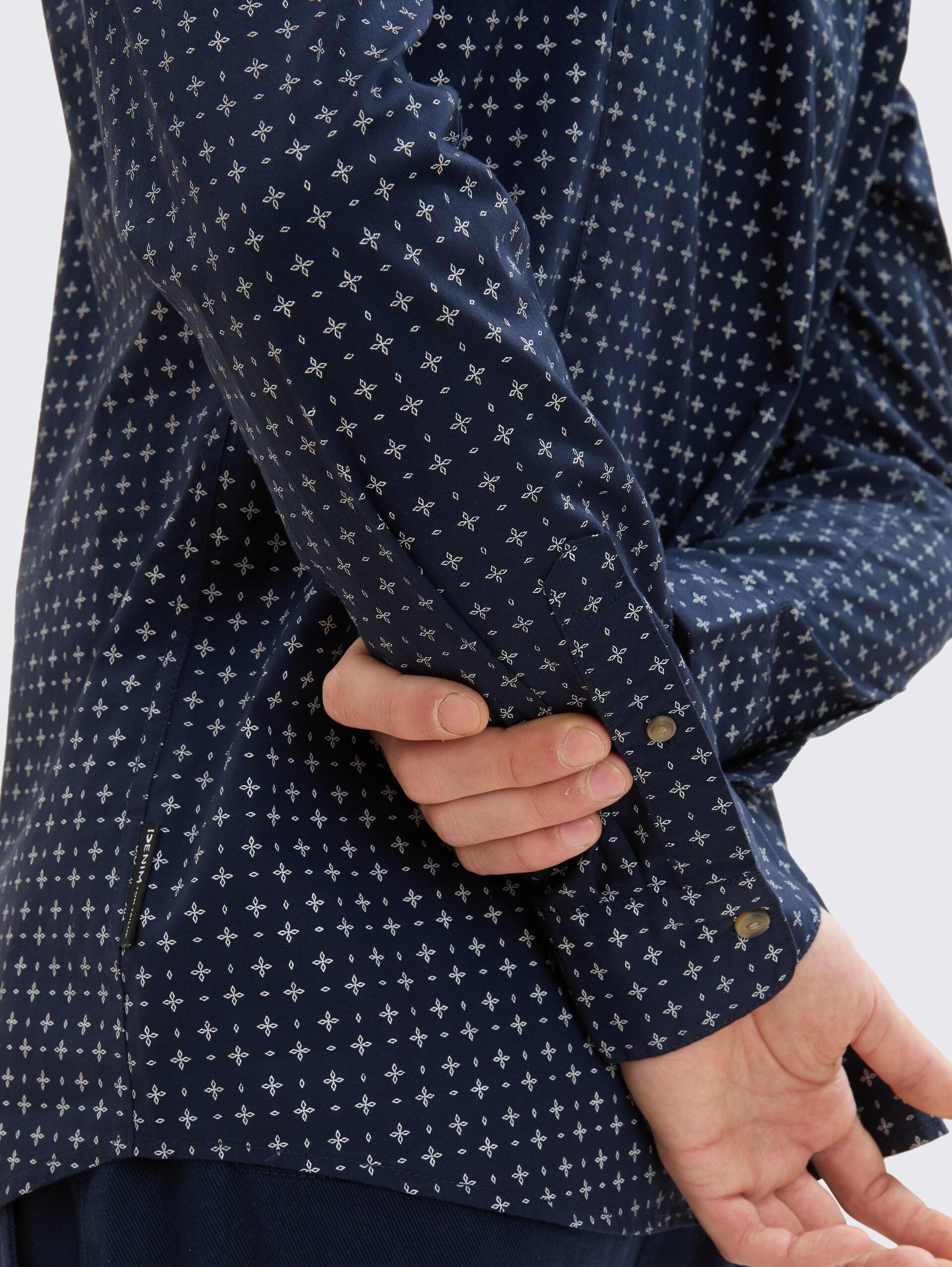 Fitted Hemd mit Muster - navy white minimal design - Detail-Model-Ansicht