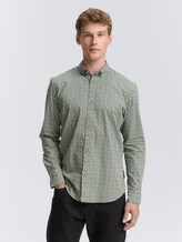 Chemise ajustée à motif - green white mini paisley print - Découpe Vue de face du modèle