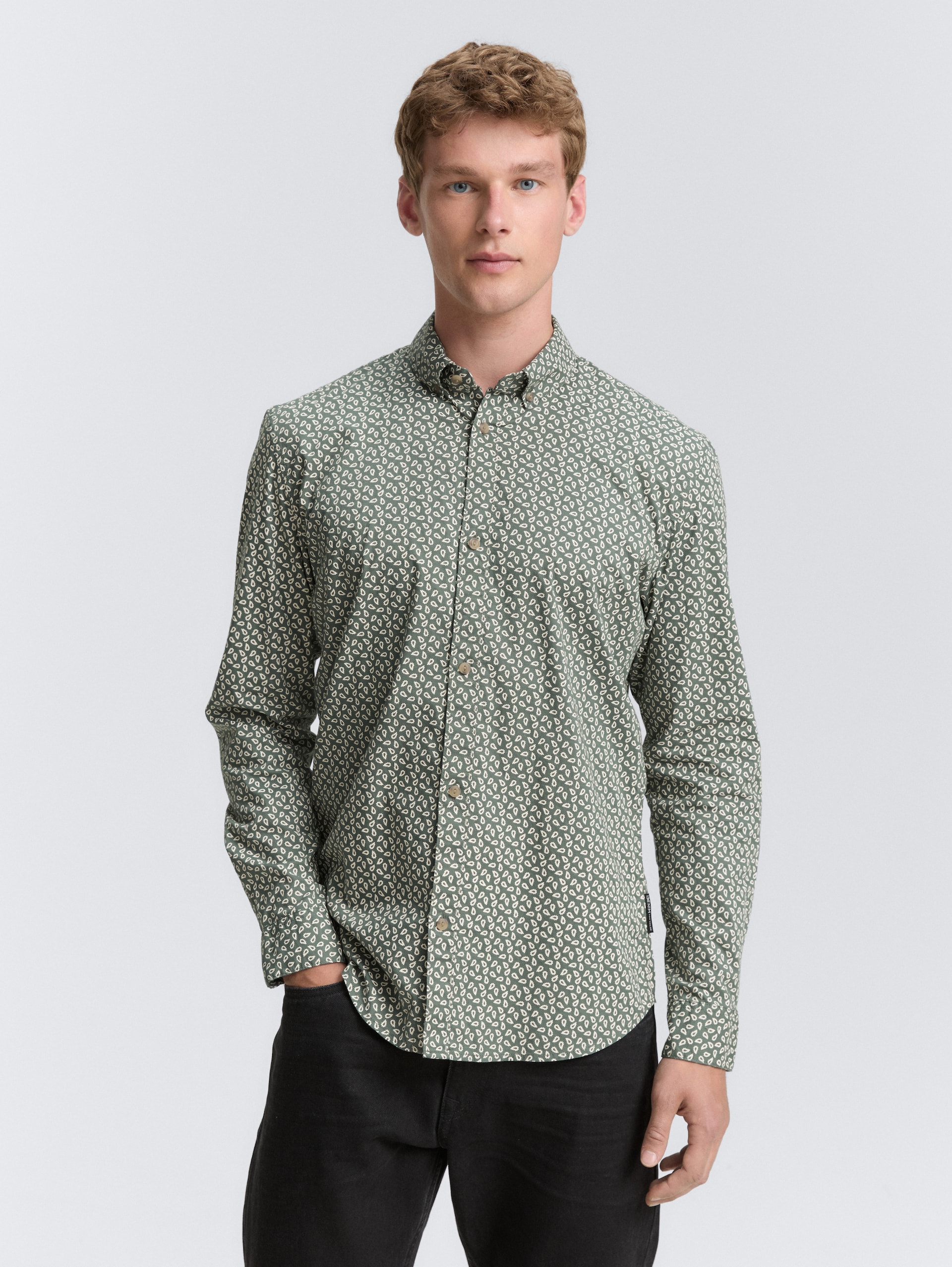 Fitted Hemd mit Muster - green white mini paisley print - Ausschnitt Model-Vorderansicht