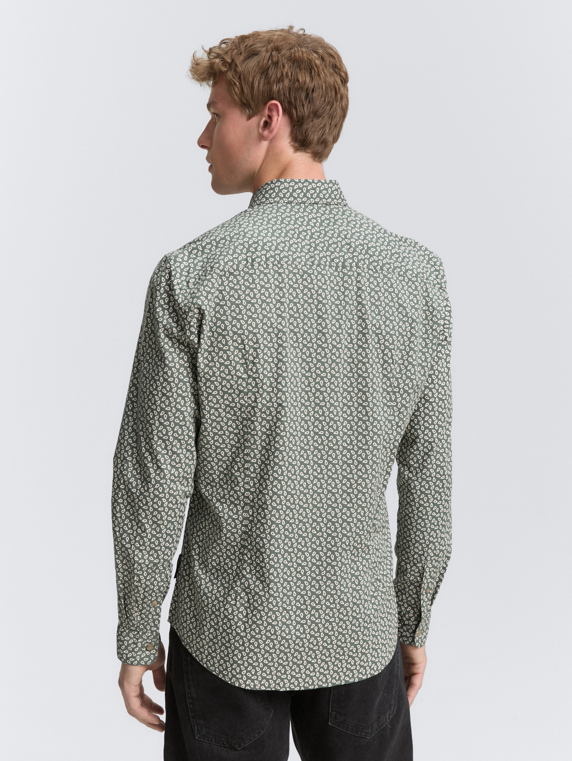 Fitted Hemd mit Muster - green white mini paisley print - Auschnitt Model-Rückansicht