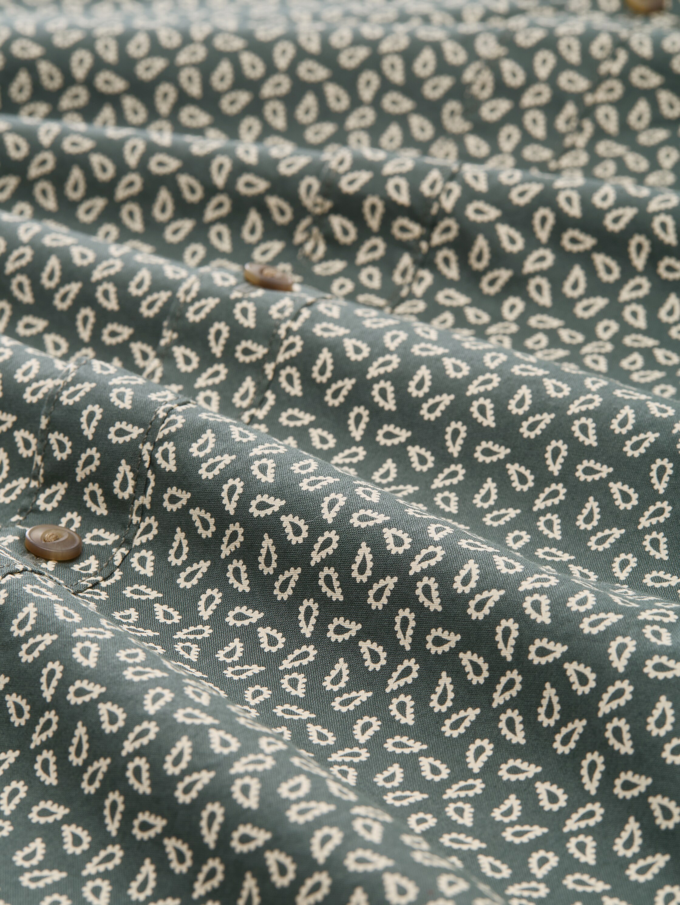 Fitted Hemd mit Muster - green_white_mini_paisley_print - 