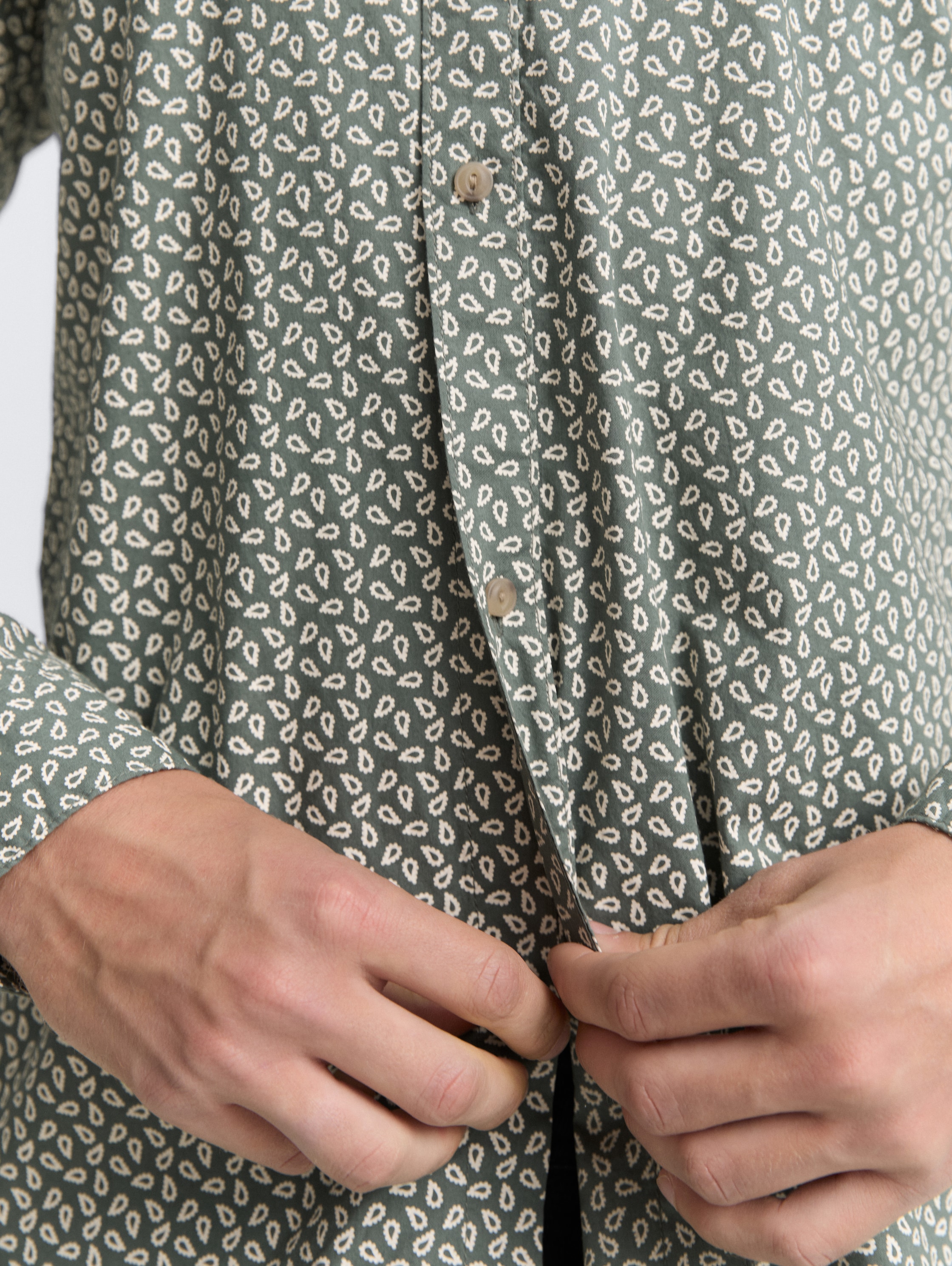 Fitted Hemd mit Muster - green_white_mini_paisley_print - 