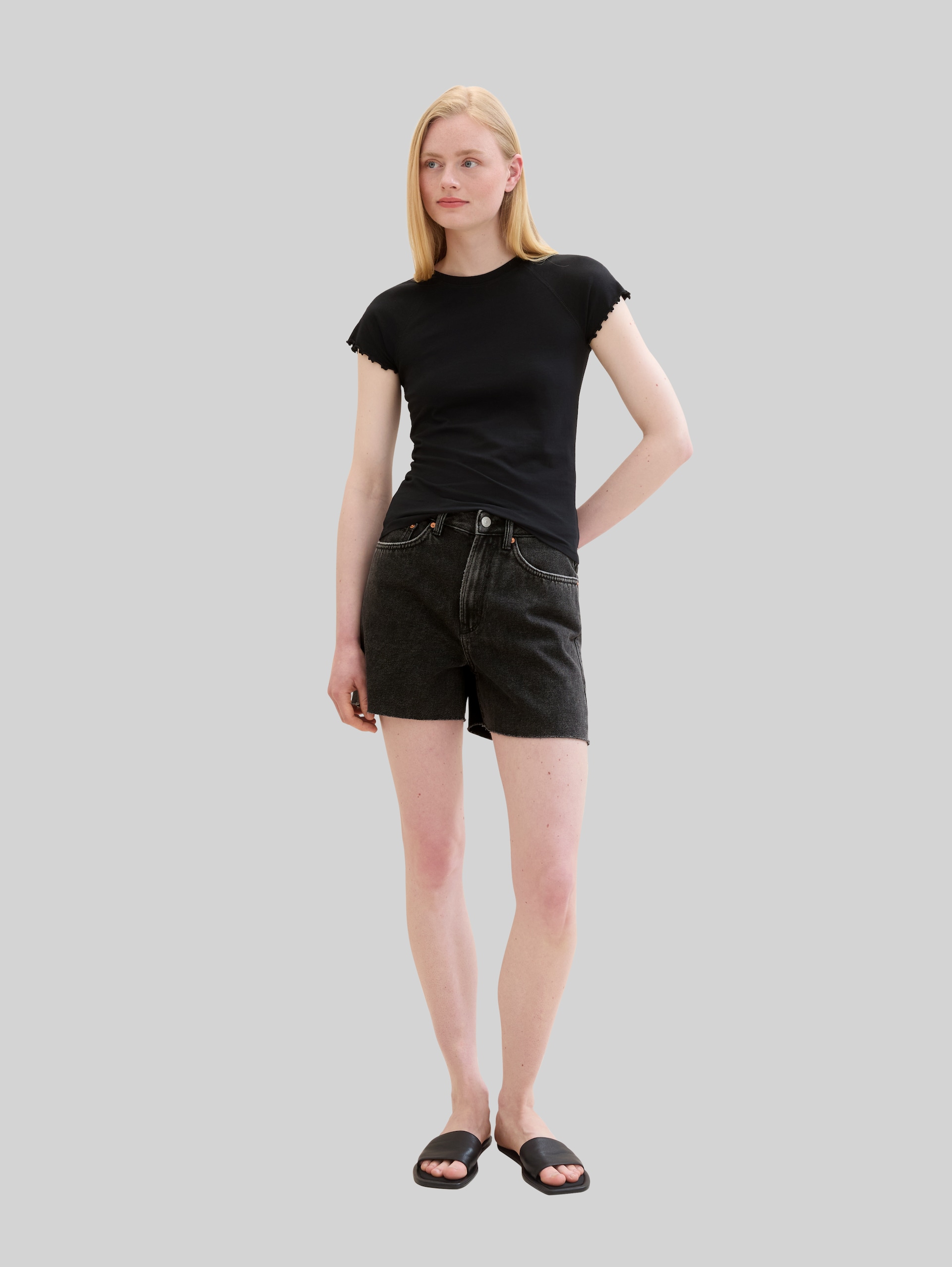 Slim Fit T-Shirt - deep black - Model-Vorderansicht