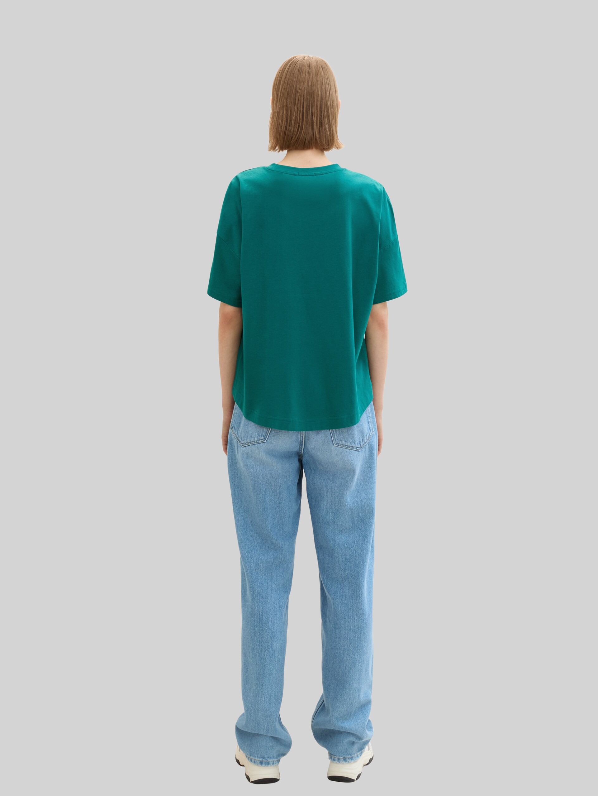 T-shirt van oversized katoen - rough green - Neklijn model-achteraanzicht