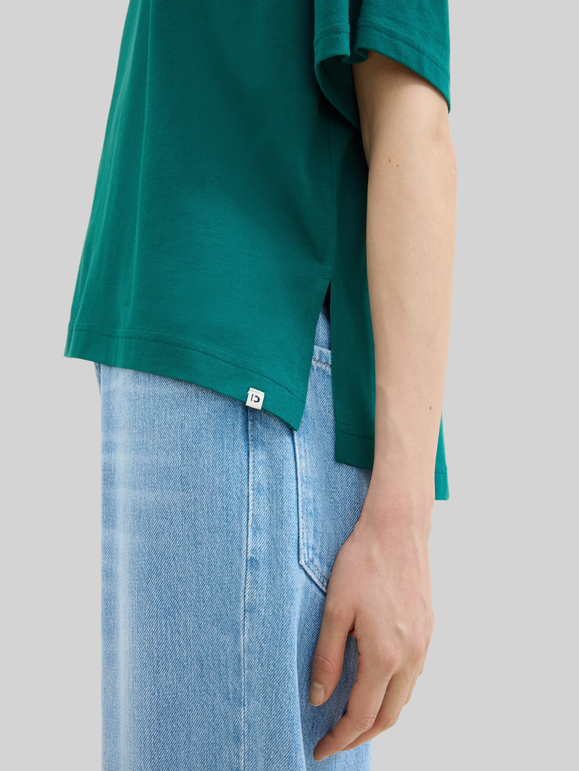 T-shirt van oversized katoen - rough green - Detailaanzicht model