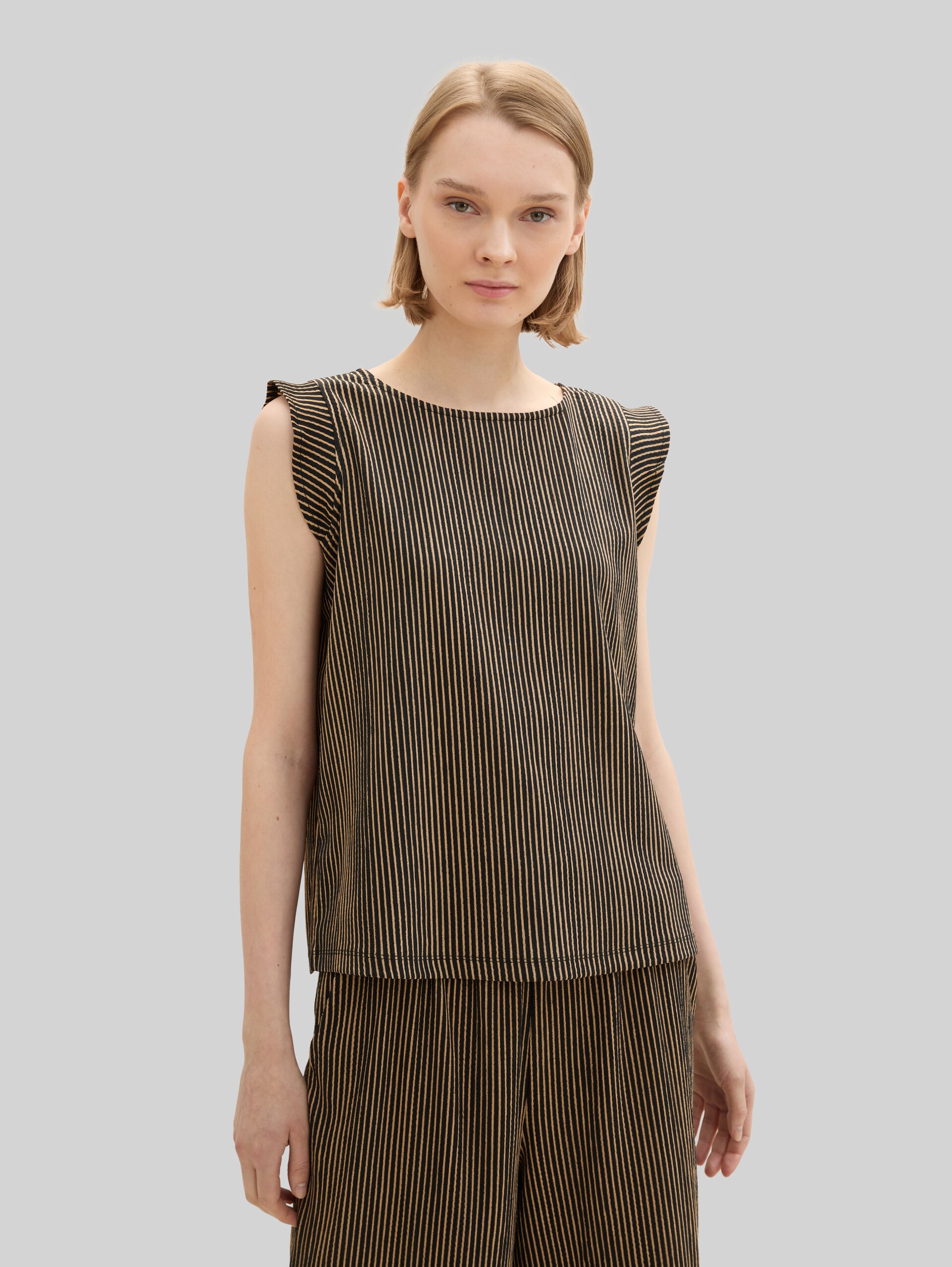 Losvallende top met volantmouwen - black beige stripe - Nek model vooraanzicht