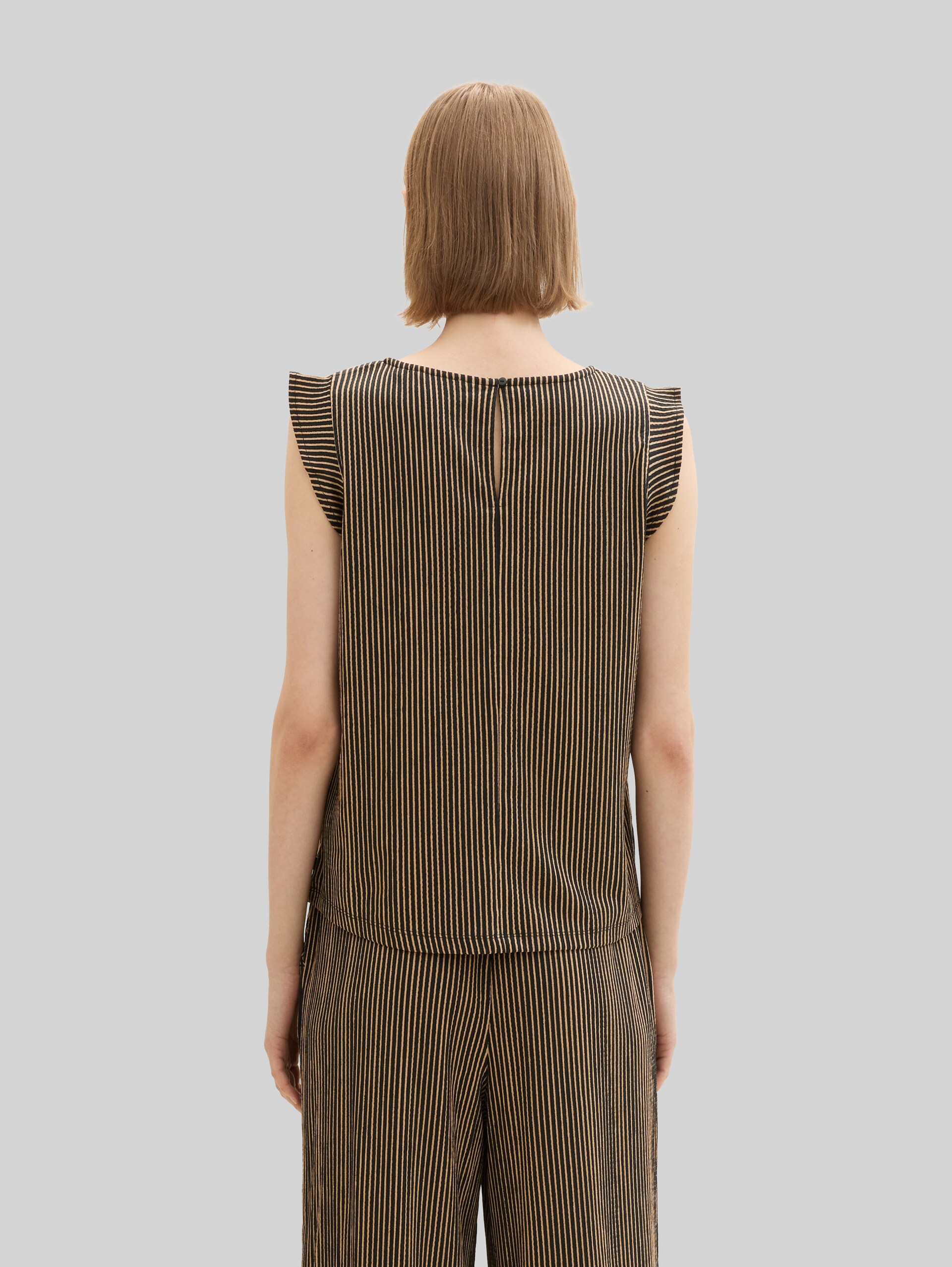Losvallende top met volantmouwen - black beige stripe - Neklijn model-achteraanzicht