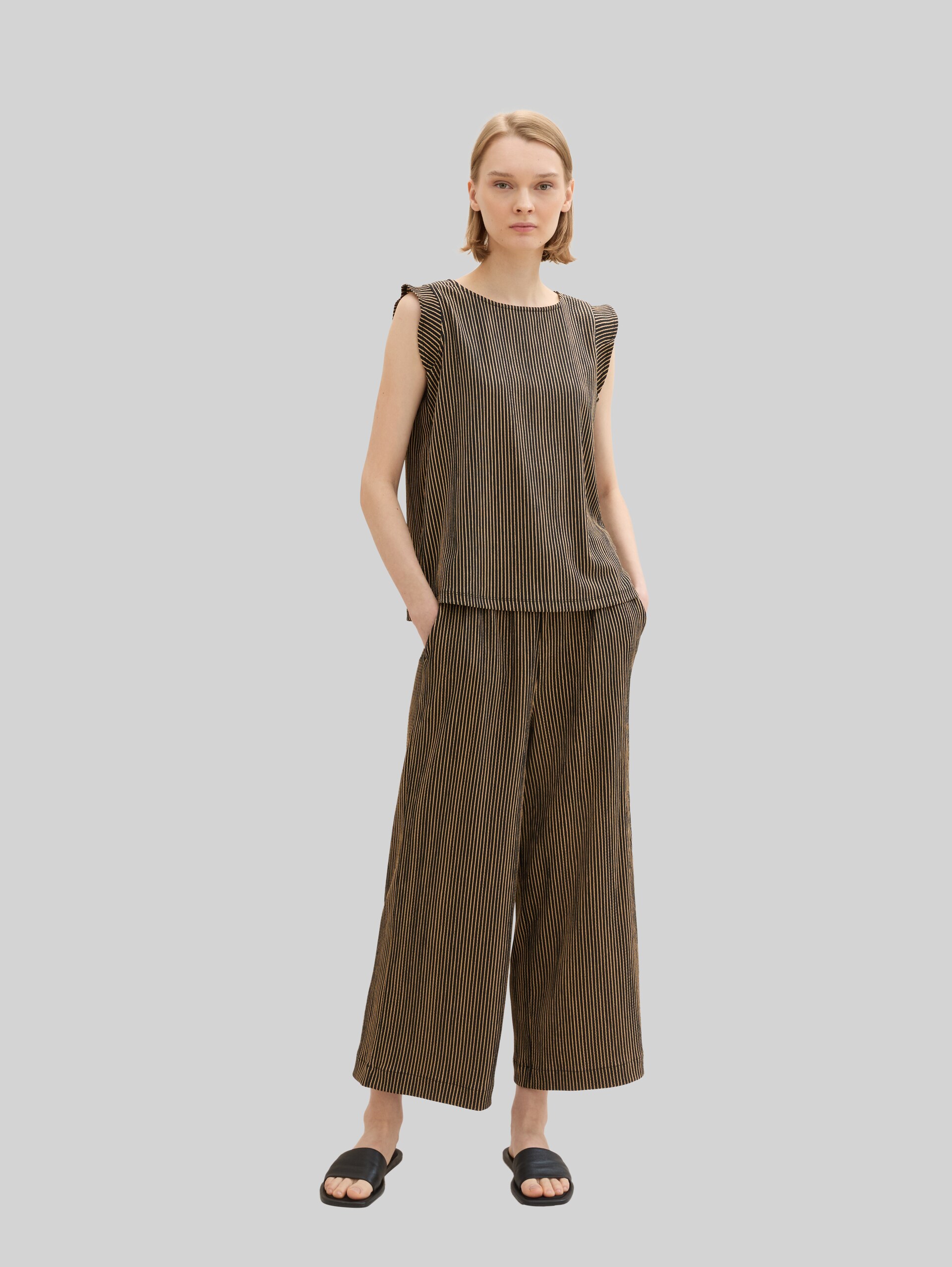 Losvallende top met volantmouwen - black beige stripe - Model vooraanzicht